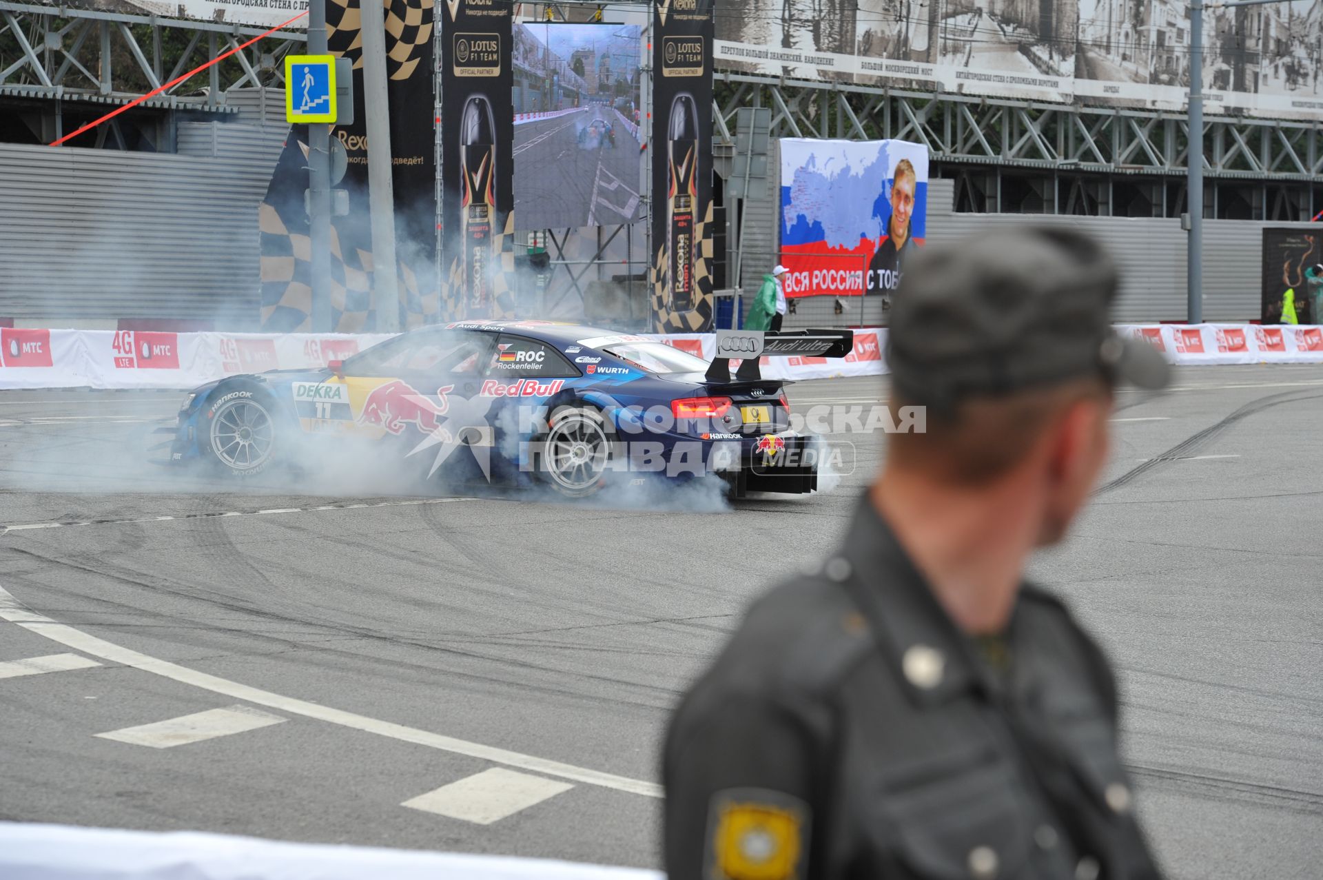 Автошоу Moscow City Racing. День второй. На снимке: гоночный автоомбиль и полицейский