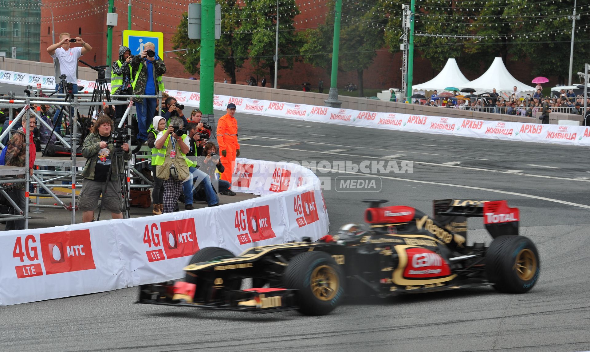 Автошоу Moscow City Racing. День второй. На снимке: гоночный болид команды Lotus F1 Team