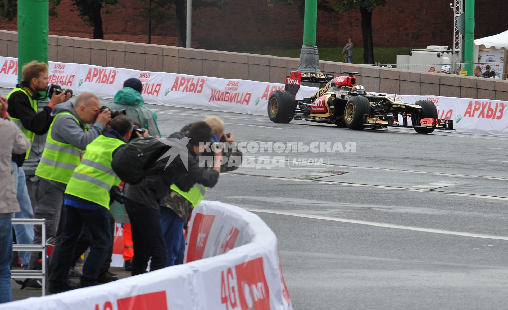 Автошоу Moscow City Racing. День второй. На снимке: гоночный болид команды Lotus F1 Team