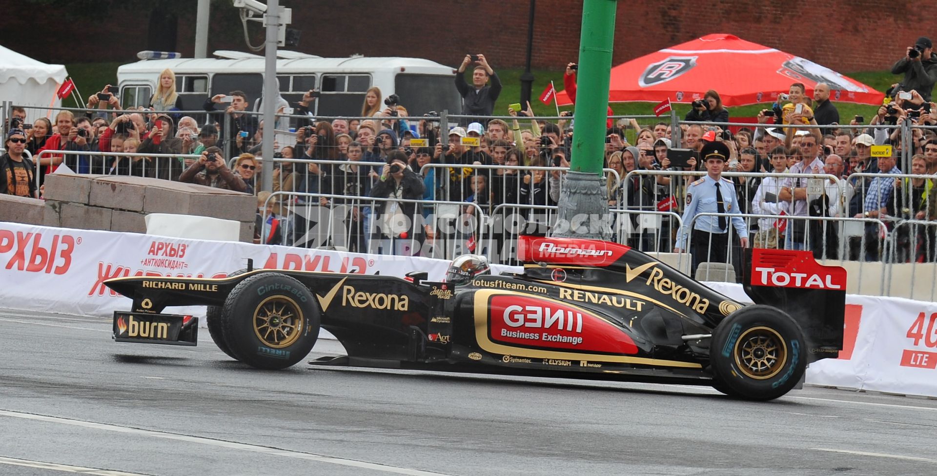 Автошоу Moscow City Racing. День второй. На снимке: гоночный болид команды Lotus F1 Team