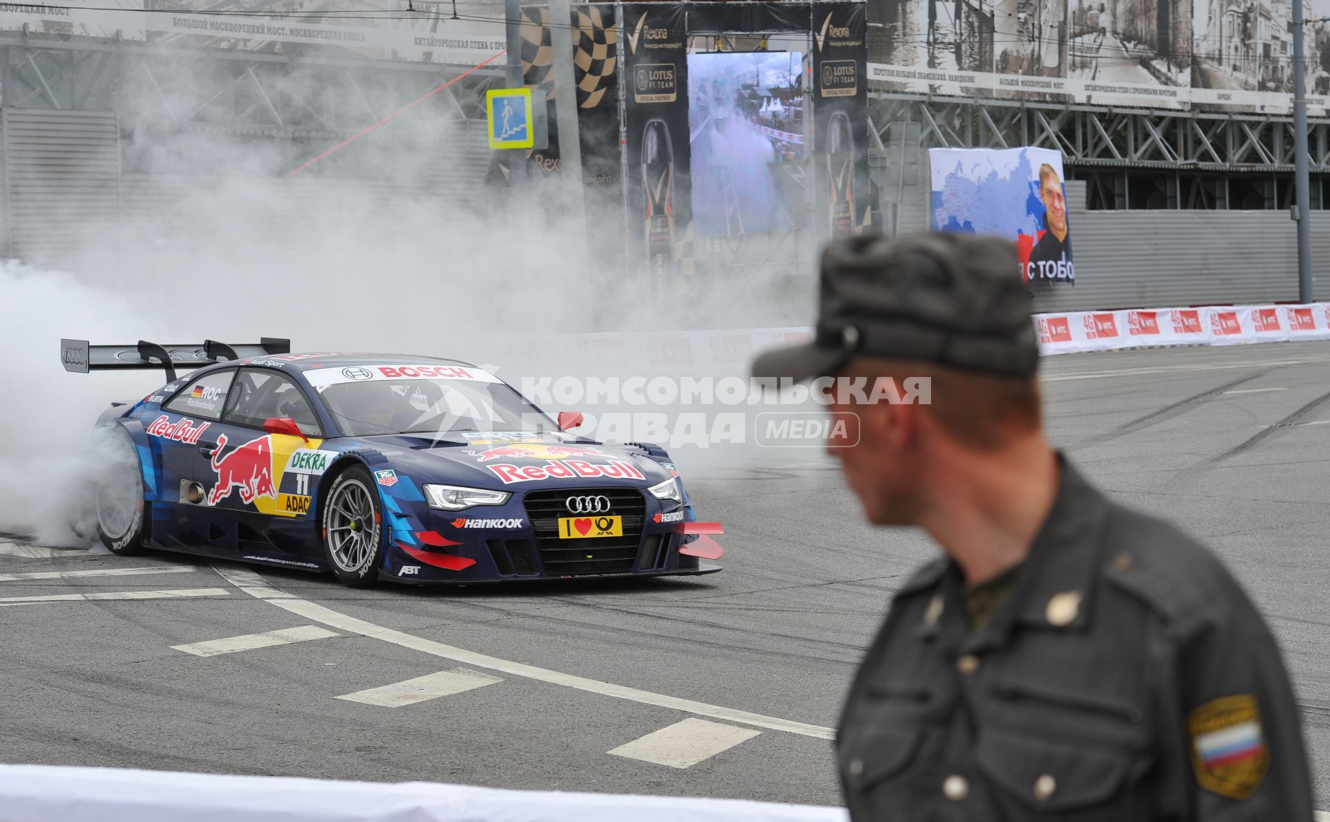 Автошоу Moscow City Racing. День второй. На снимке: гоночный автоомбиль и полицейский