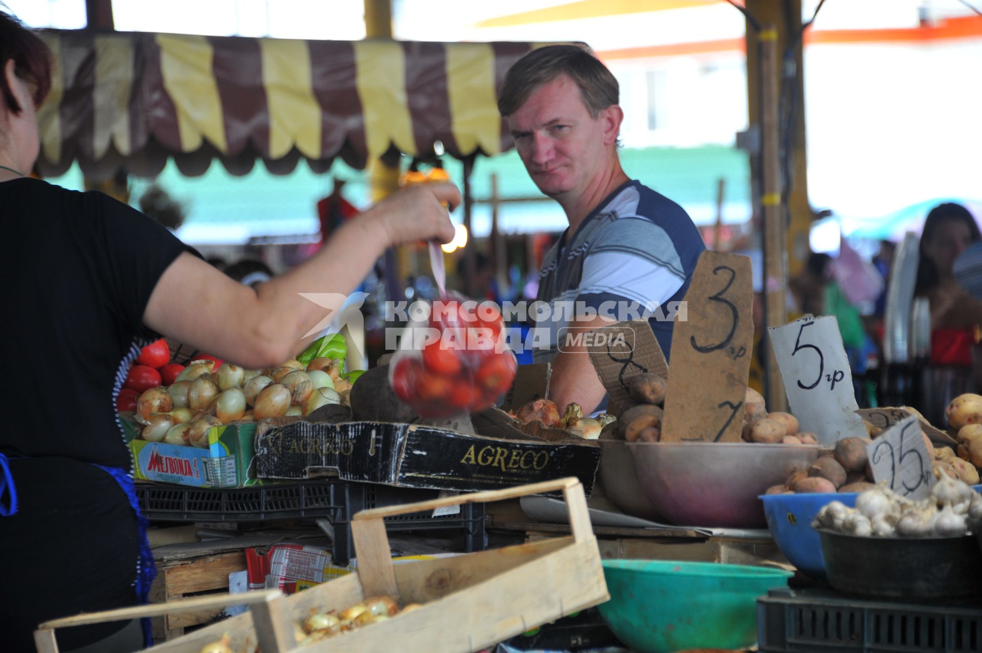 Одесса. Продуктовый рынок. На снимке: продажа овощей.