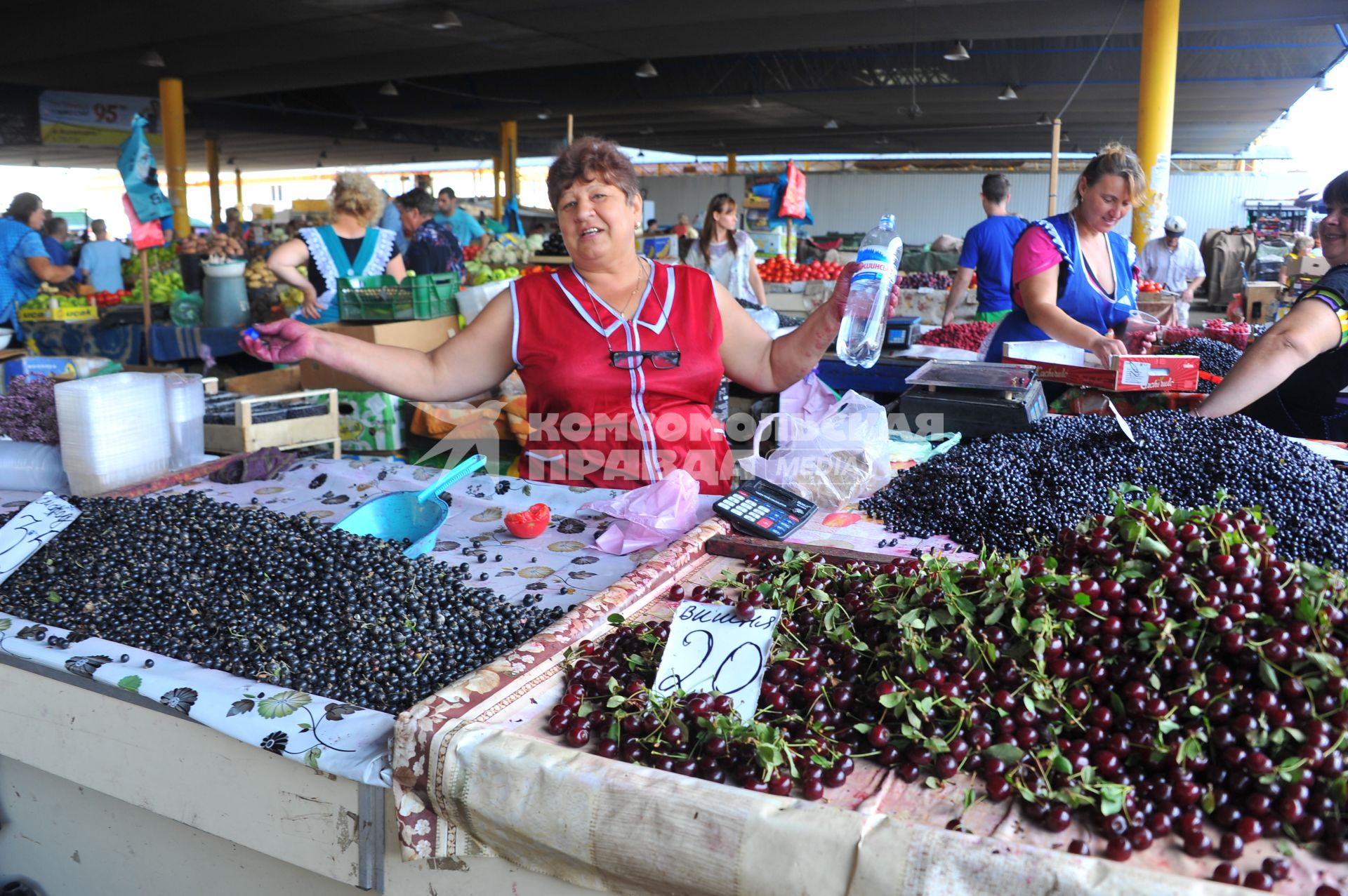 Одесса. Продуктовый рынок. На снимке: продажа черной смородины и вишни.