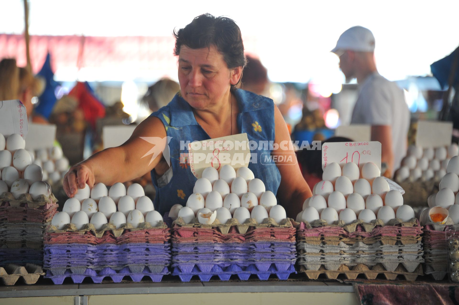 Одесса. Продуктовый рынок. На снимке: продажа куриных яиц.