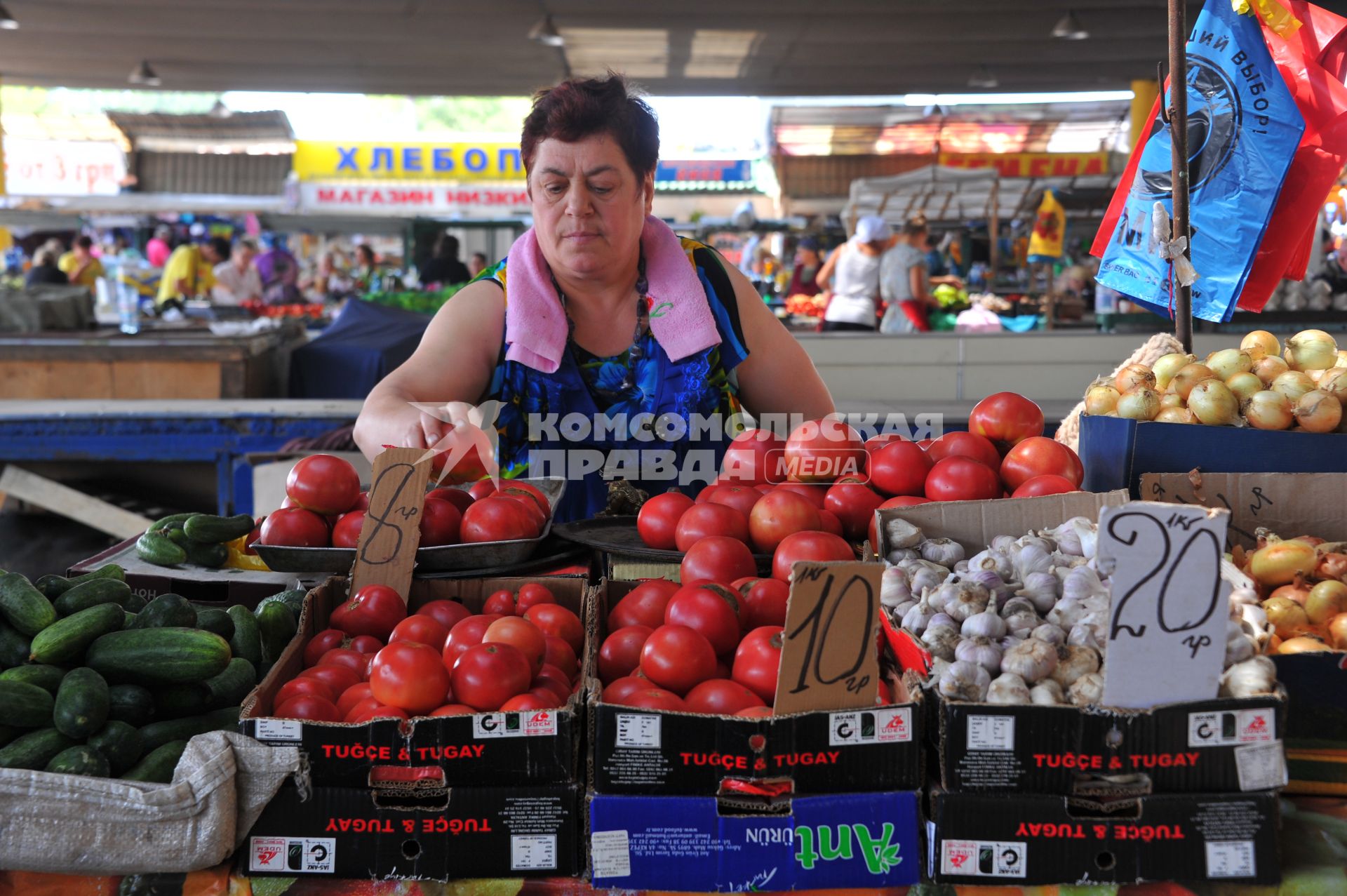 Одесса. Продуктовый рынок. На снимке: продажа овощей.