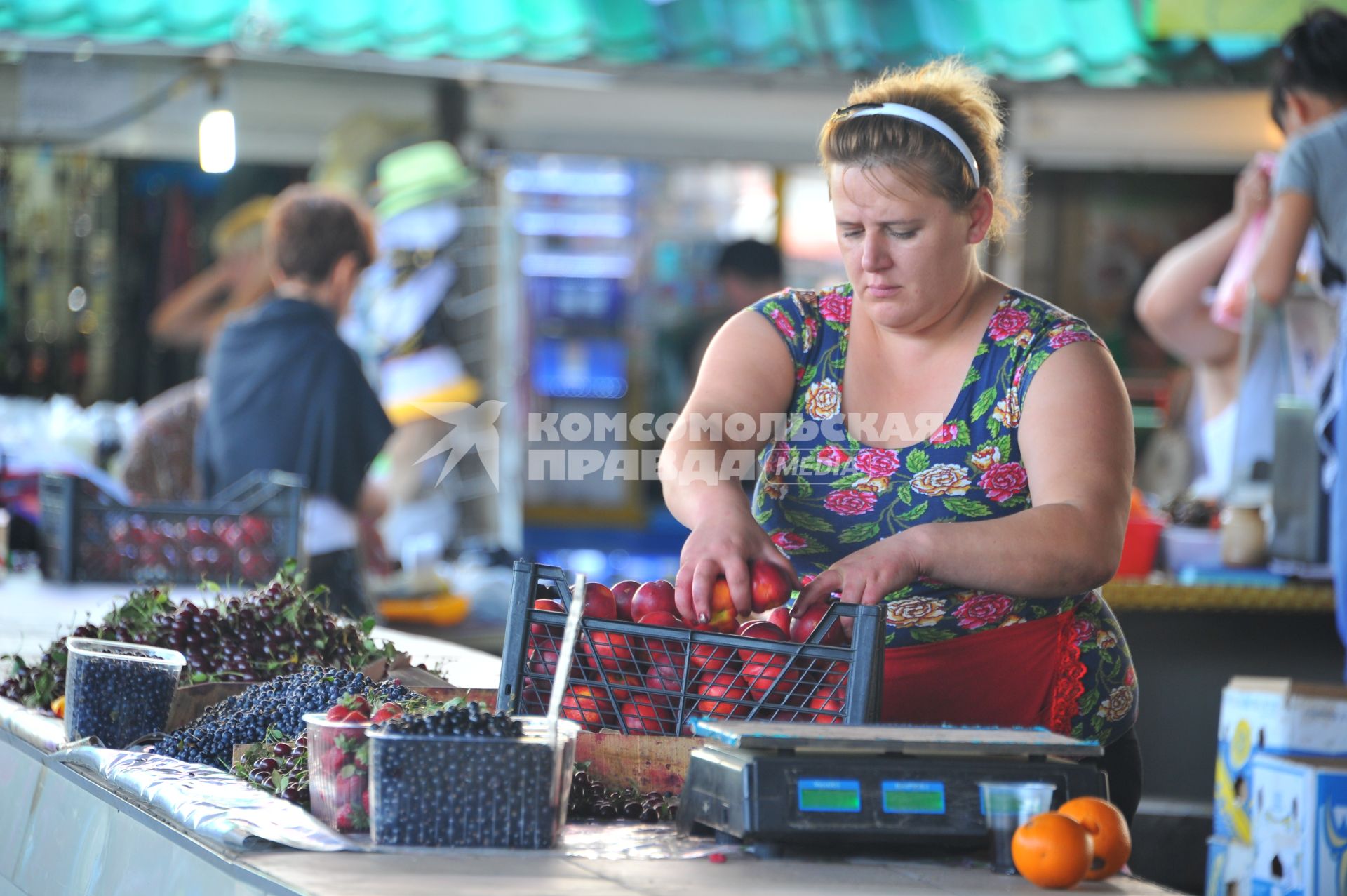 Одесса. Продуктовый рынок. На снимке: продажа ягод и фруктов.