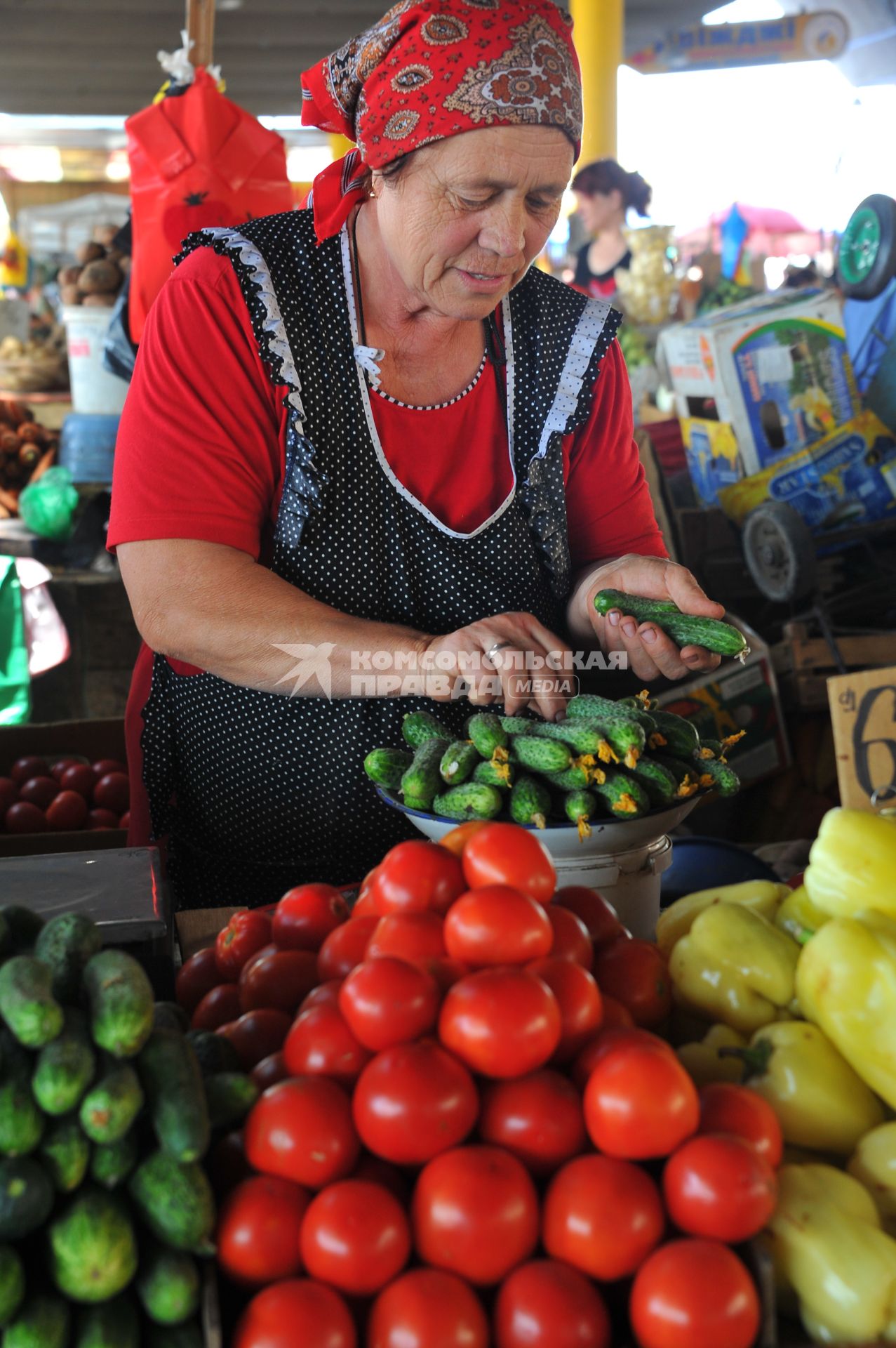 Одесса. Продуктовый рынок. На снимке: продажа овощей.