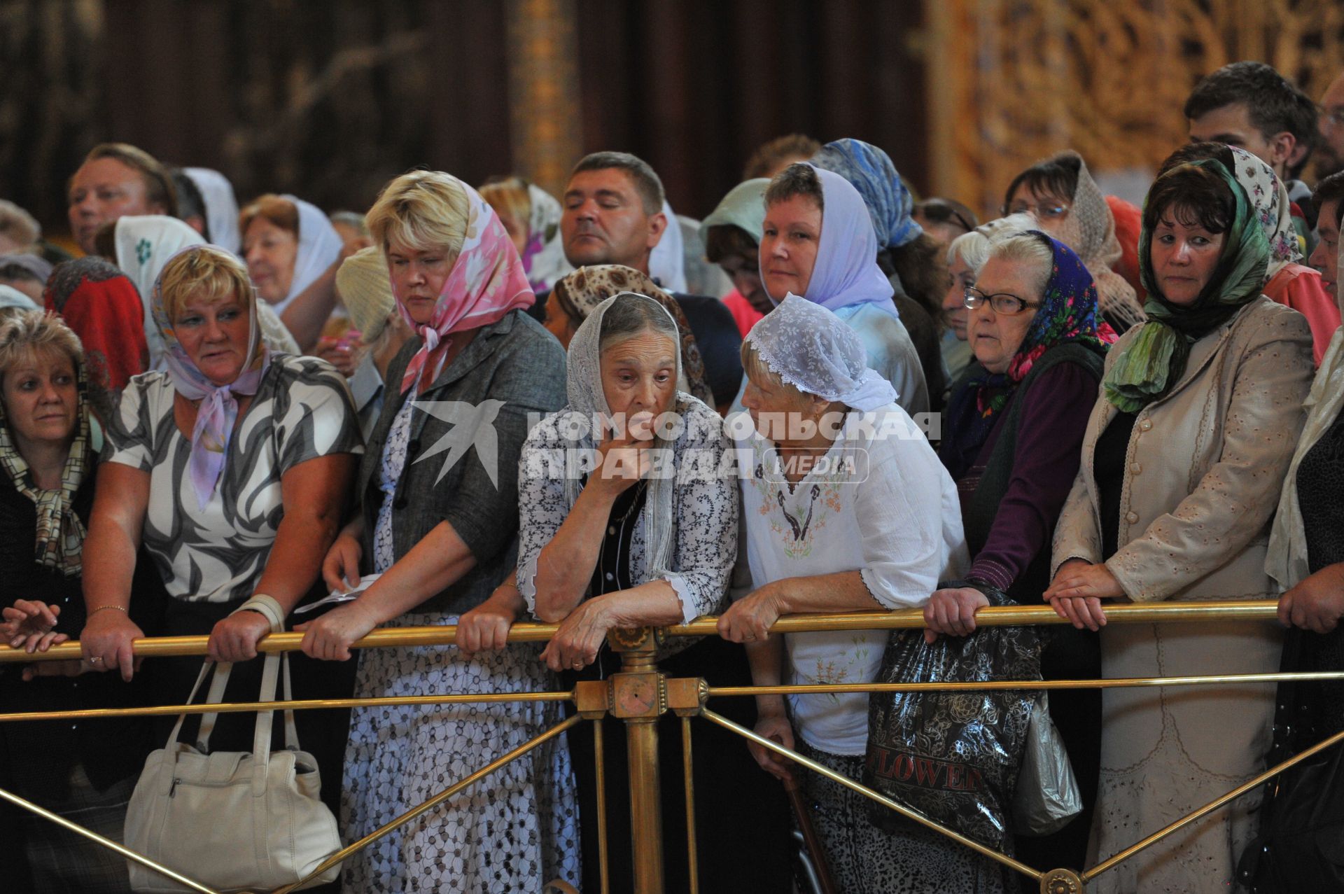 Крест апостола Андрея Первозванного в Храме Христа Спасител. На снимке: верущие в храме.