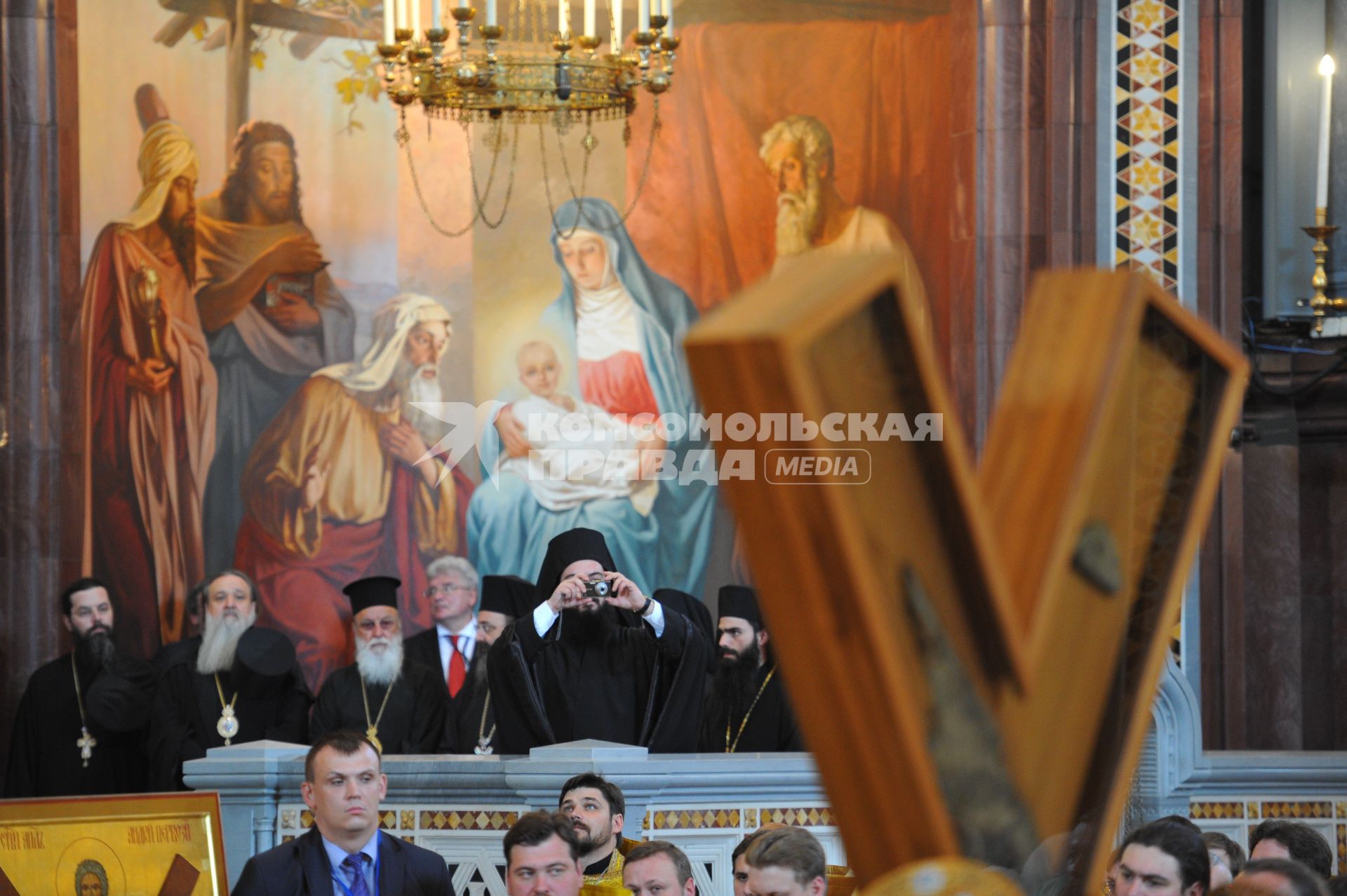 Крест апостола Андрея Первозванного в Храме Христа Спасител. На снимке: греческие священнослужители во время молебна на церемонии встречи креста Андрея Первозванного.