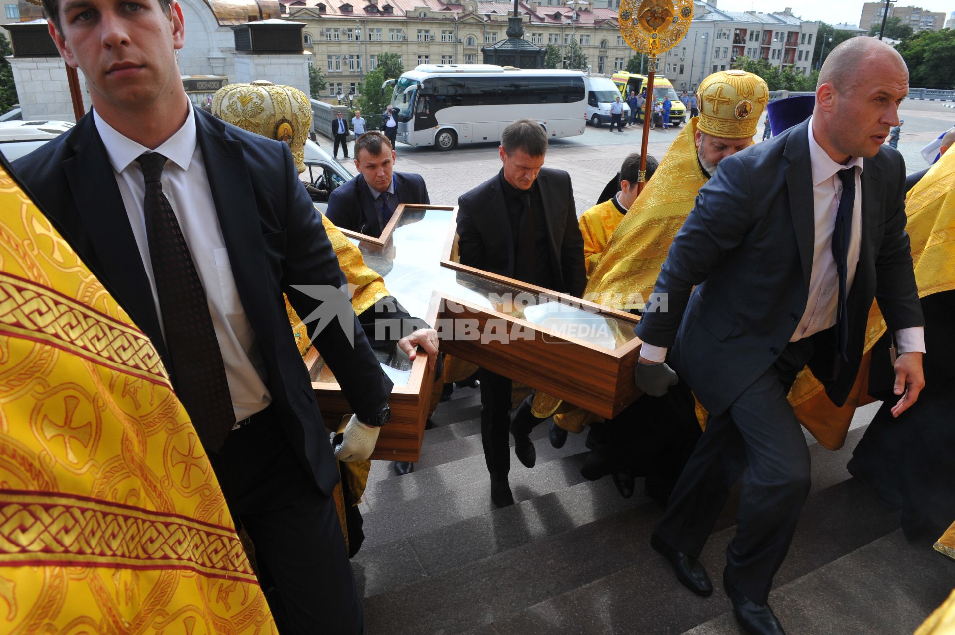 Крест апостола Андрея Первозванного в Храме Христа Спасител. На снимке: церемония встречи креста Андрея Первозванного в Храме Христа Спасителя в Москве, который доставлен из православного собора греческого города Патры.