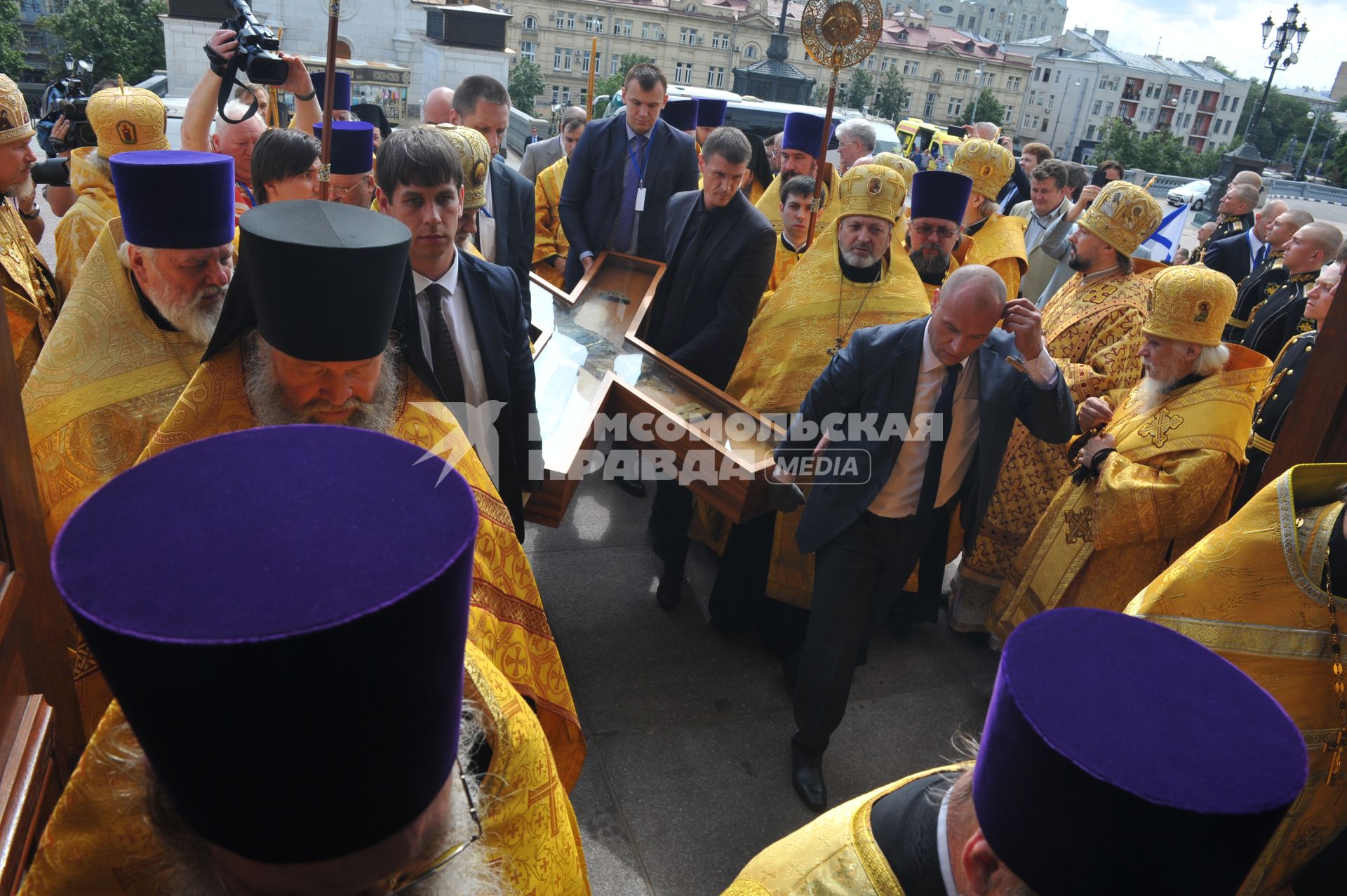 Крест апостола Андрея Первозванного в Храме Христа Спасител. На снимке: церемония встречи креста Андрея Первозванного в Храме Христа Спасителя в Москве, который доставлен из православного собора греческого города Патры.