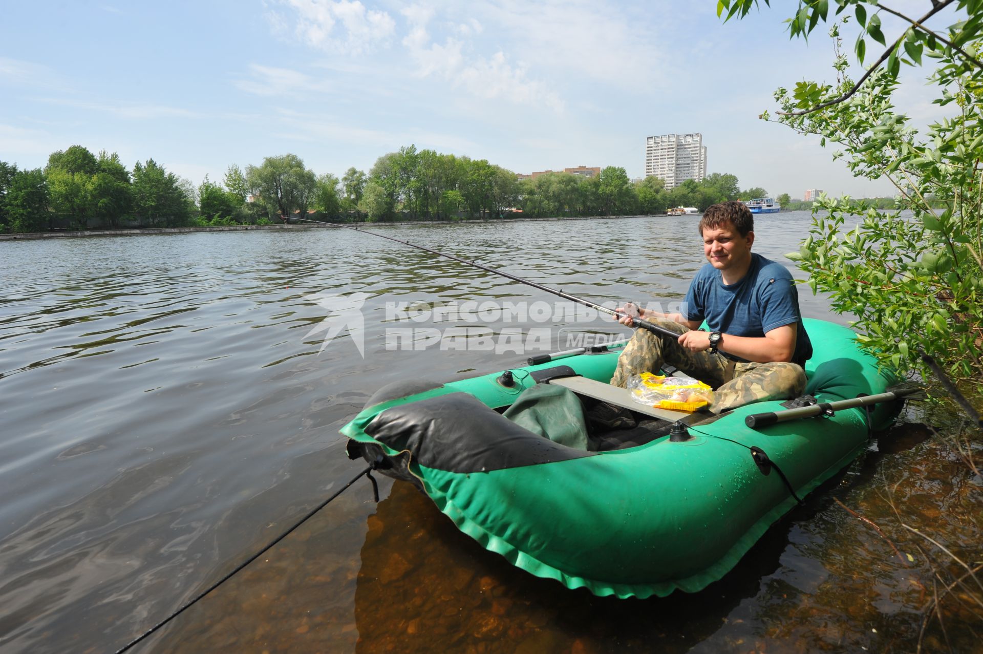 Корреспондент `Комсомолки` стал Робинзоном в Москве. На снимке: Олег Адамович на рыбалке