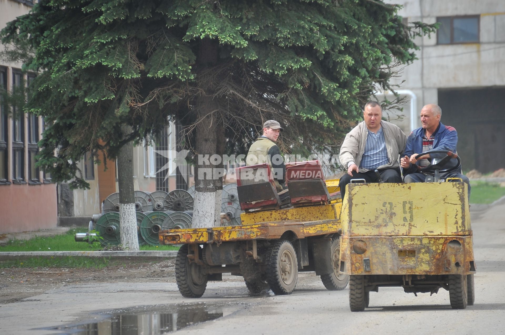 ОАО `Оршанский льнокомбинат`. На снимке: рабочие на автокарах.