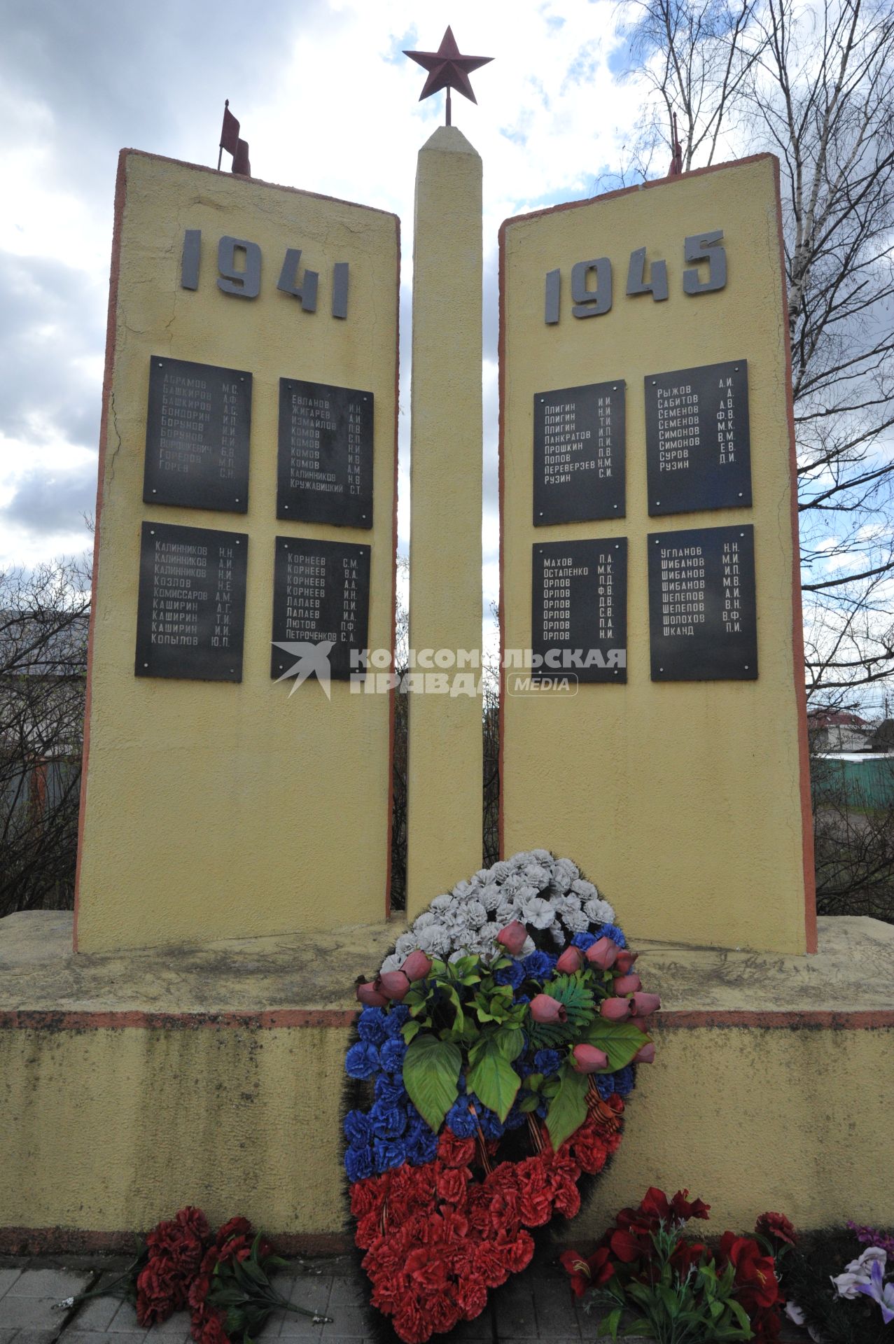 День Победы в деревне Вялки. На снимке: памятная стела с именами 67-ми погибших жителей деревни.