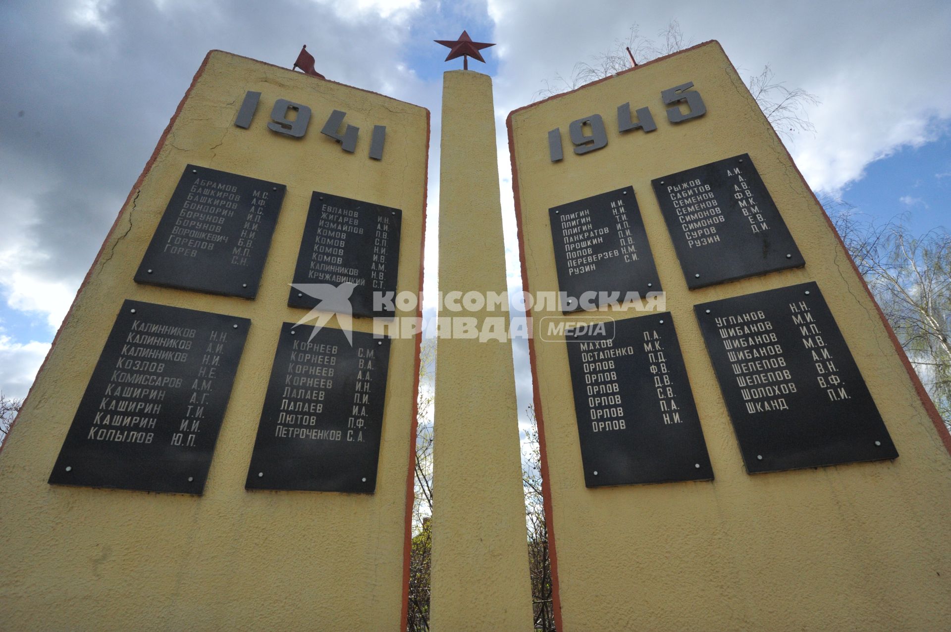 День Победы в деревне Вялки. На снимке: памятная стела с именами 67-ми погибших жителей деревни.