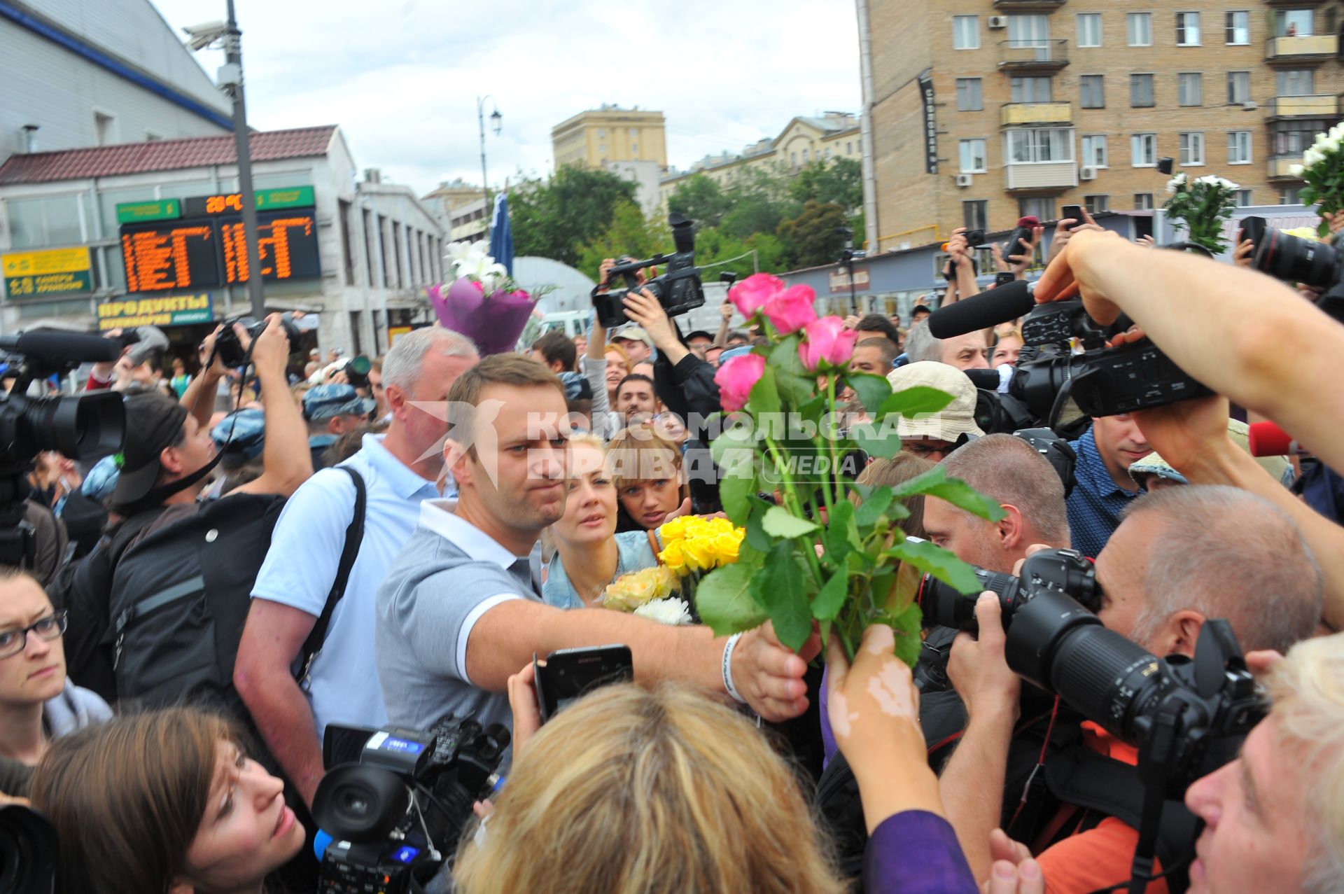 Алексей Навальный, признанный виновным по делу `Кировлеса`, освобожден под подписку о невыезде. Ярославский вокзал. Встреча Алексея Навального из Кирова. На снимке: кандидат в мэры Москвы, блогер, адвокат Алексей Навальный и его супруга Юлия на перроне.