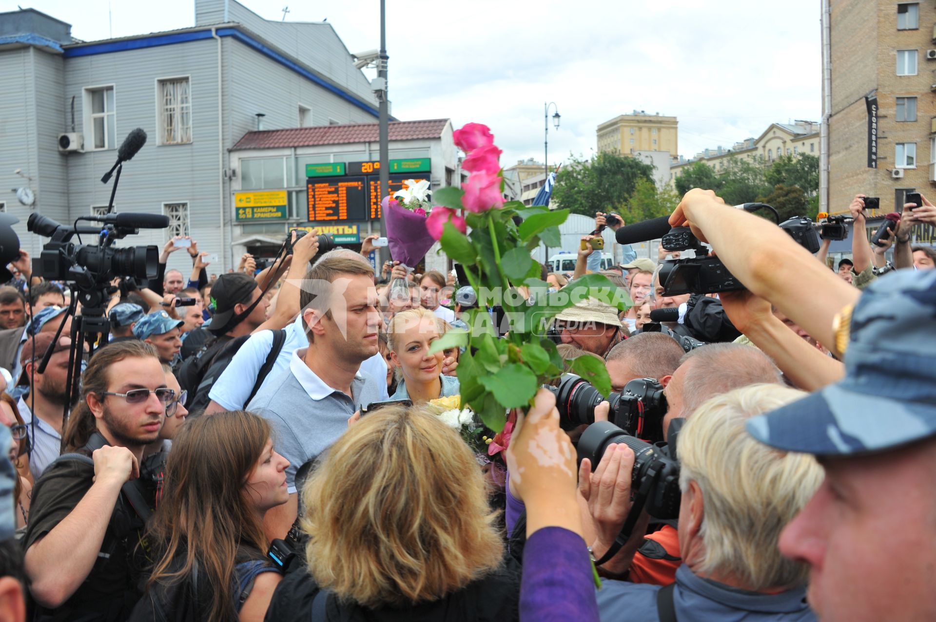 Алексей Навальный, признанный виновным по делу `Кировлеса`, освобожден под подписку о невыезде. Ярославский вокзал. Встреча Алексея Навального из Кирова. На снимке: кандидат в мэры Москвы, блогер, адвокат Алексей Навальный и его супруга Юлия на перроне.