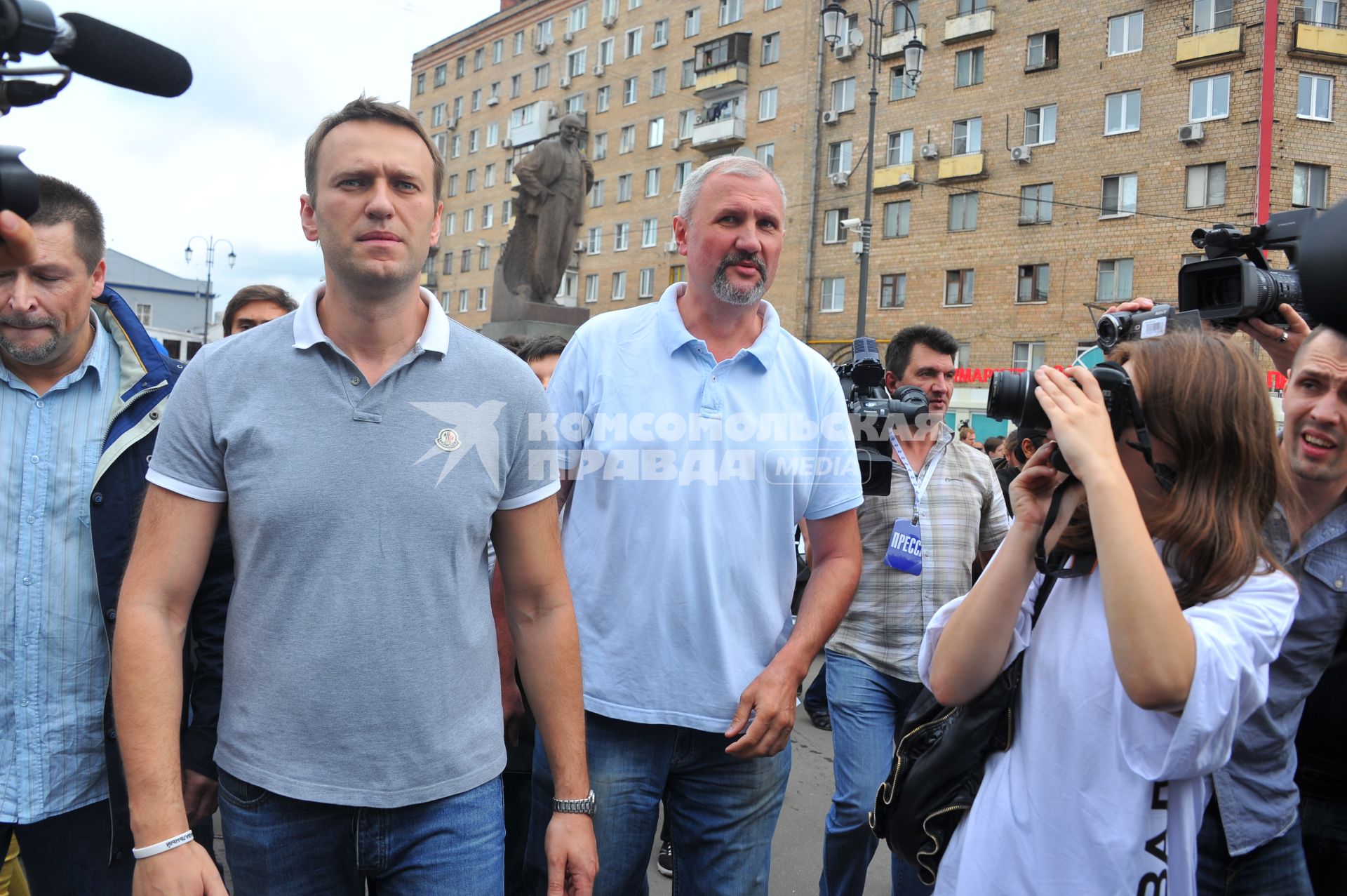 Алексей Навальный, признанный виновным по делу `Кировлеса`, освобожден под подписку о невыезде. Ярославский вокзал. Встреча Алексея Навального из Кирова. На снимке: кандидат в мэры Москвы, блогер, адвокат Алексей Навальный  (слева) на перроне.