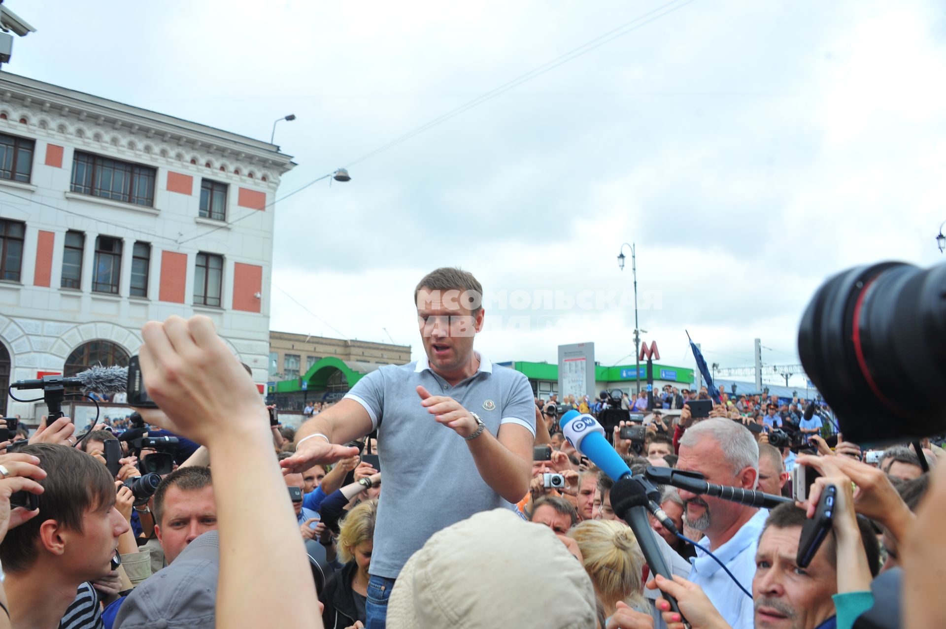 Алексей Навальный, признанный виновным по делу `Кировлеса`, освобожден под подписку о невыезде. Ярославский вокзал. Встреча Алексея Навального из Кирова. На снимке: кандидат в мэры Москвы, блогер, адвокат Алексей Навальный на перроне.