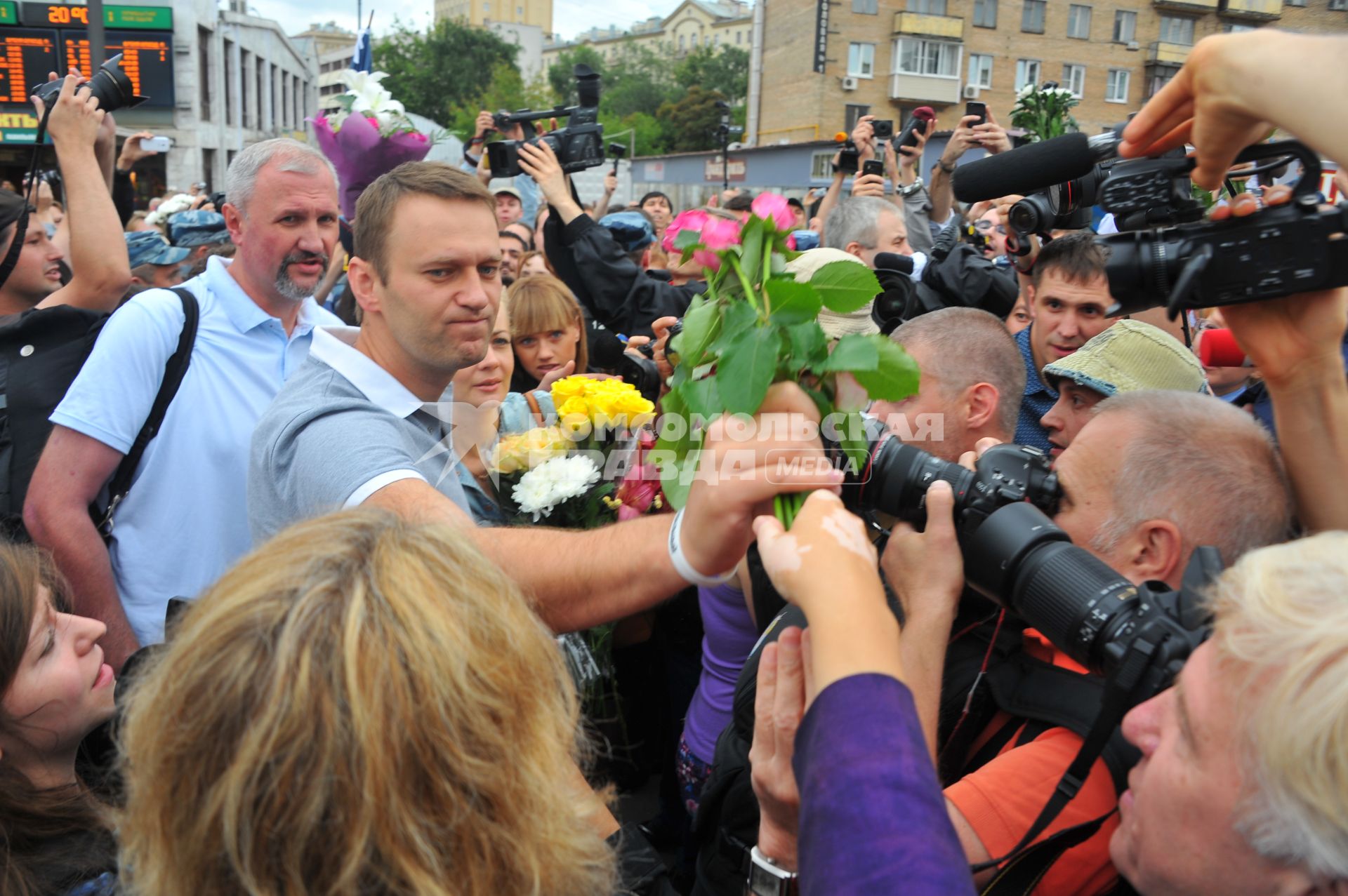 Алексей Навальный, признанный виновным по делу `Кировлеса`, освобожден под подписку о невыезде. Ярославский вокзал. Встреча Алексея Навального из Кирова. На снимке: кандидат в мэры Москвы, блогер, адвокат Алексей Навальный на перроне.