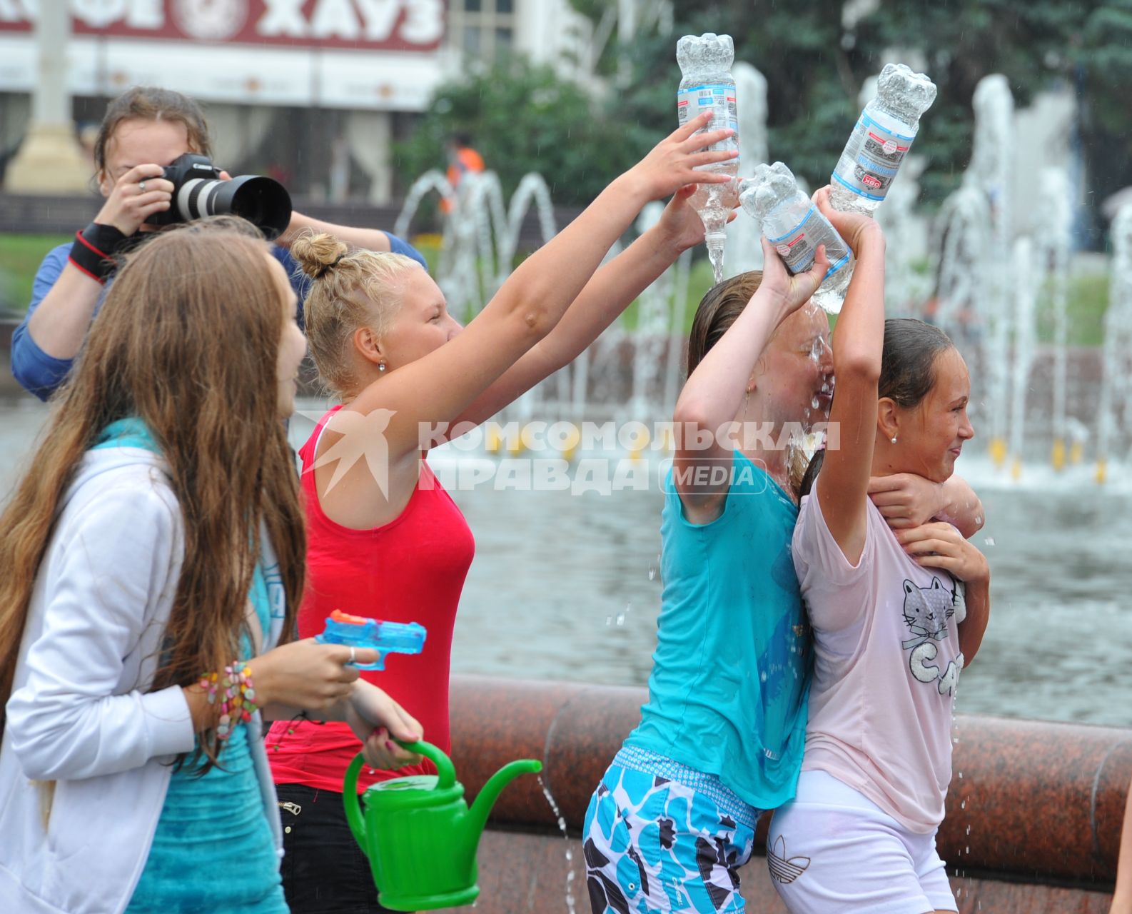 Водная битва на ВВЦ 2013. На снимке:  девушки обливают друг друга водой.