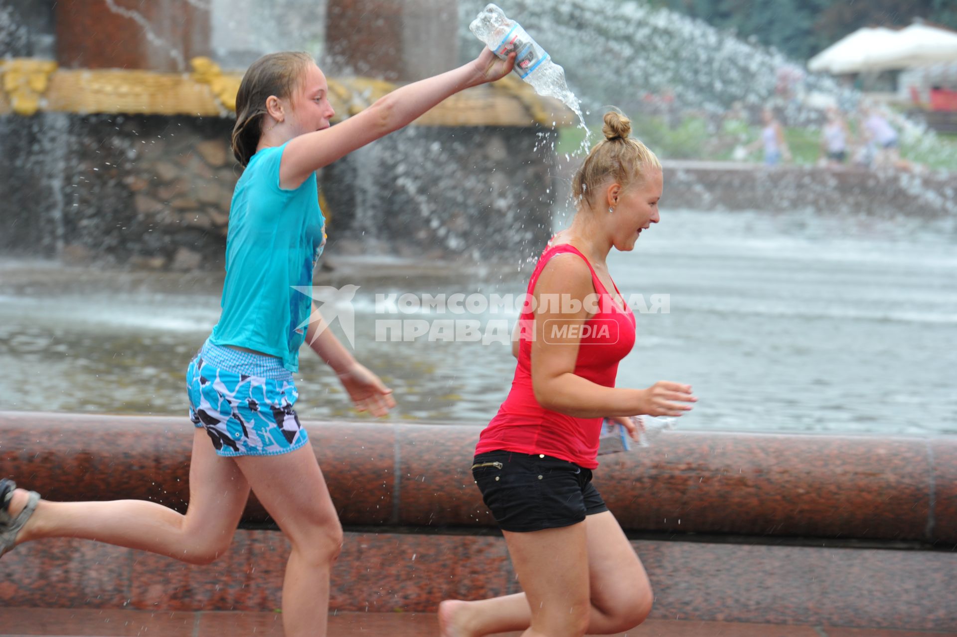 Водная битва на ВВЦ 2013. На снимке:  девушки обливают друг друга водой.