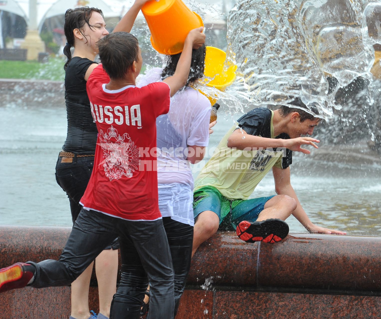 Водная битва на ВВЦ 2013. На снимке: молодые люди обливают друг друга водой.