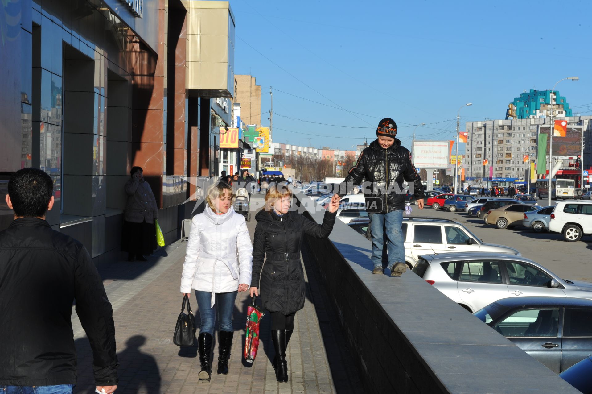 Женщина с ребенком на улицах Сургута.