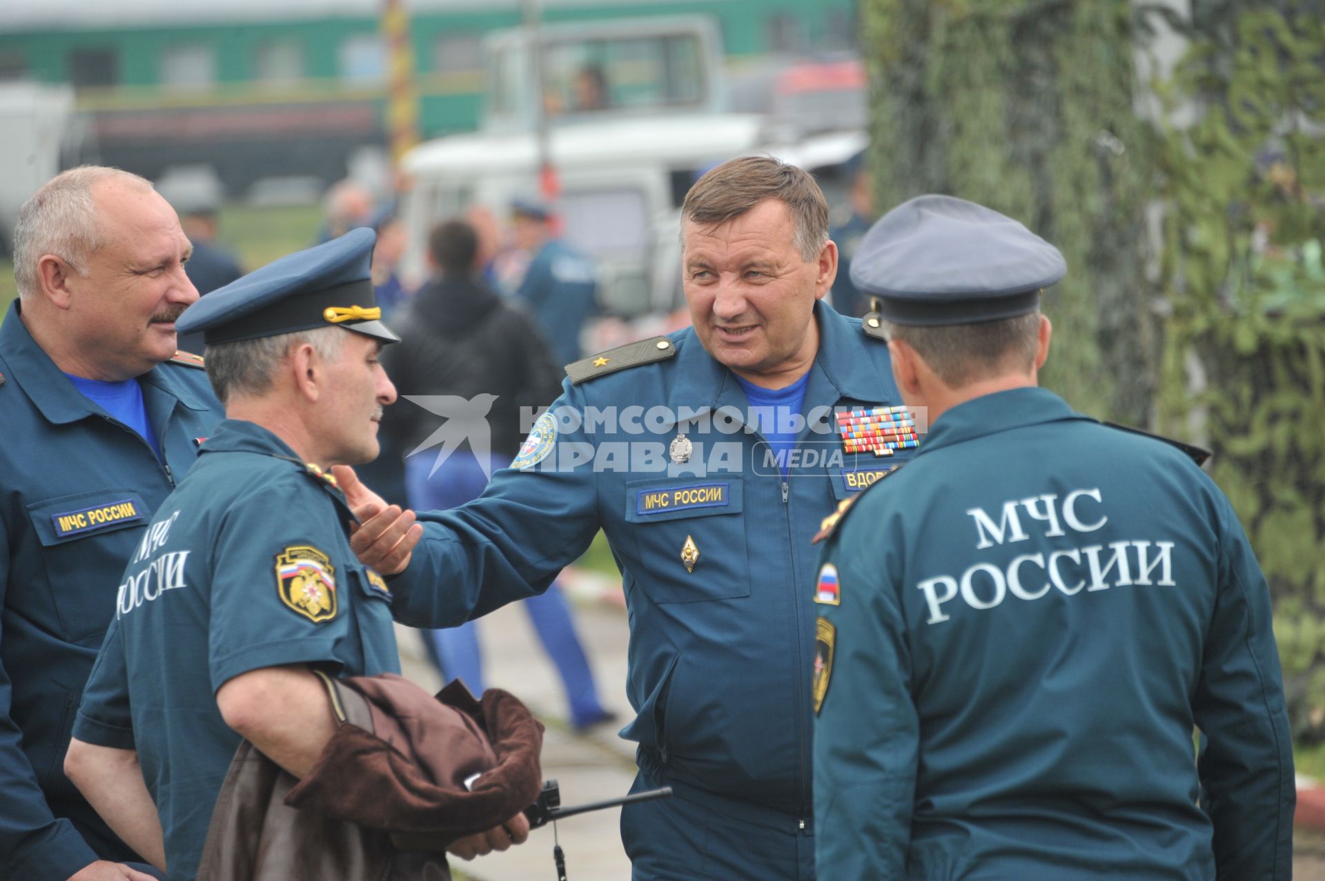 5-й международный салон `Комплексная безопасность-2013`. Полигон 179-го спасательного центра МЧС. Демонстрационно-полевые учения по ликвидации последствий `землетрясения`. На снимке: Николай Вдовин Генерал-майор `Заслуженный спасатель Российской Федерации` (в центре)