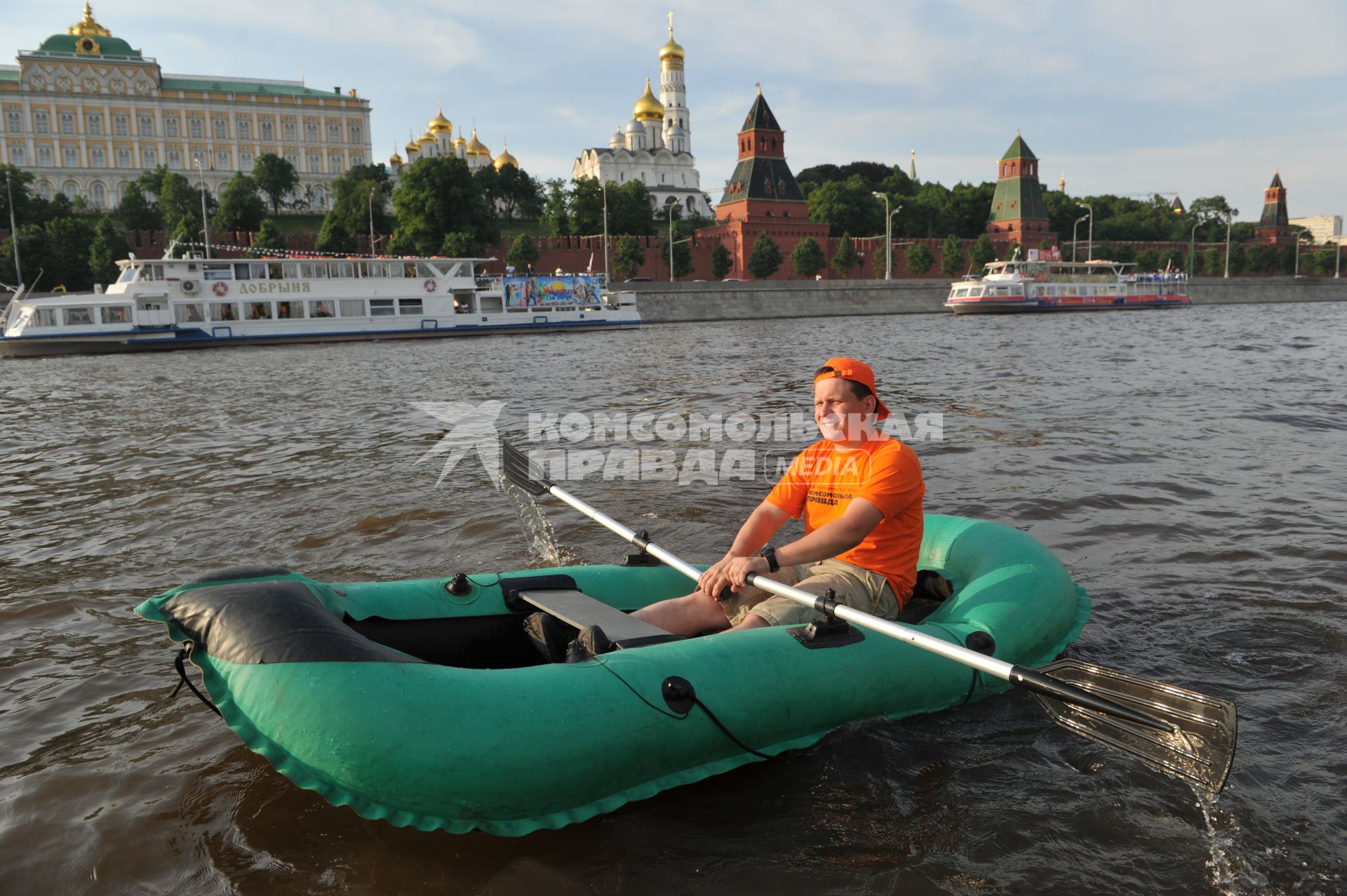 Корреспондент ИД КП Олег Адамович плывет на надувной лодке по Москве реке.