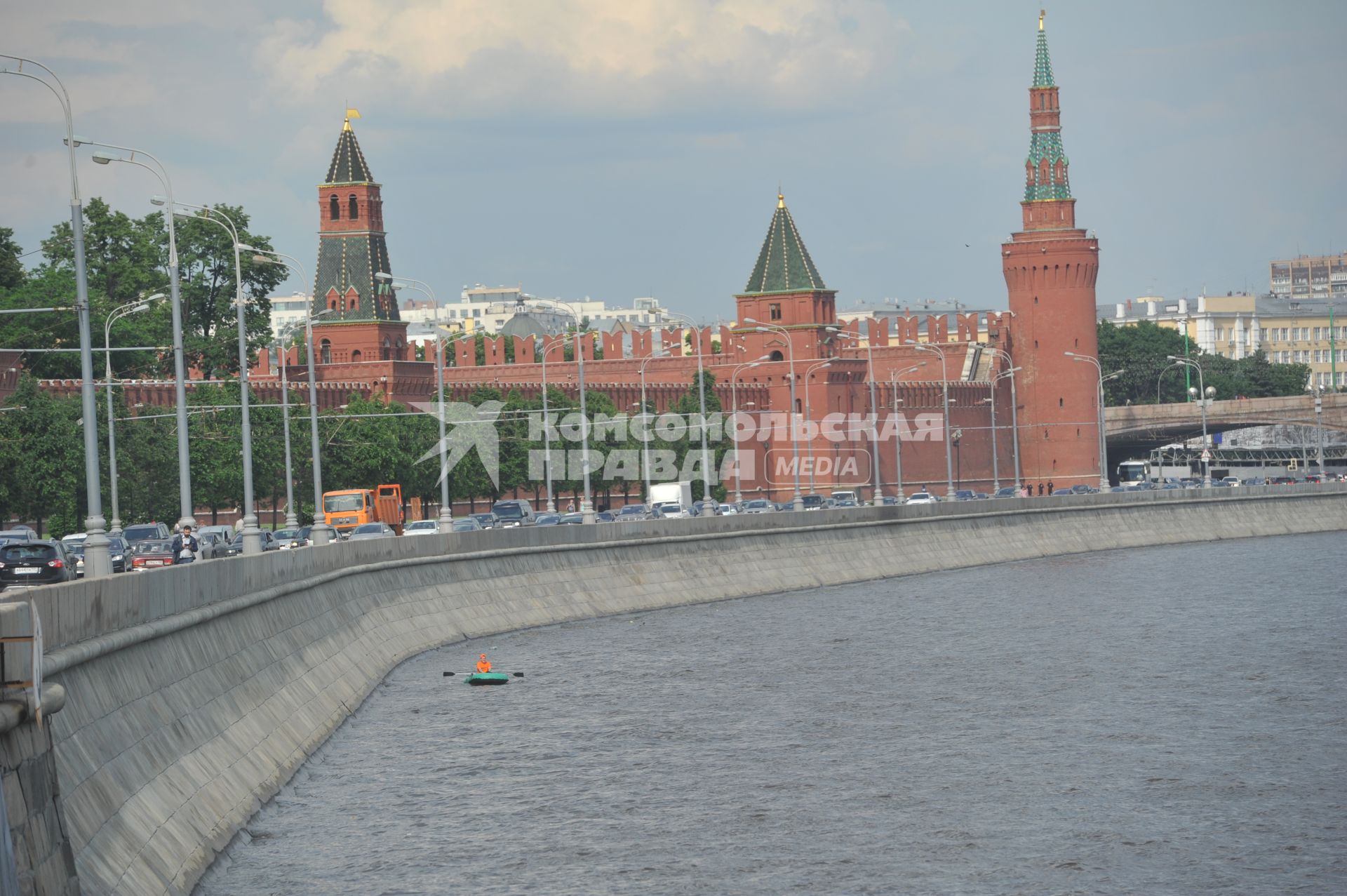 Корреспондент ИД КП Олег Адамович плывет на надувной лодке по Москве реке.