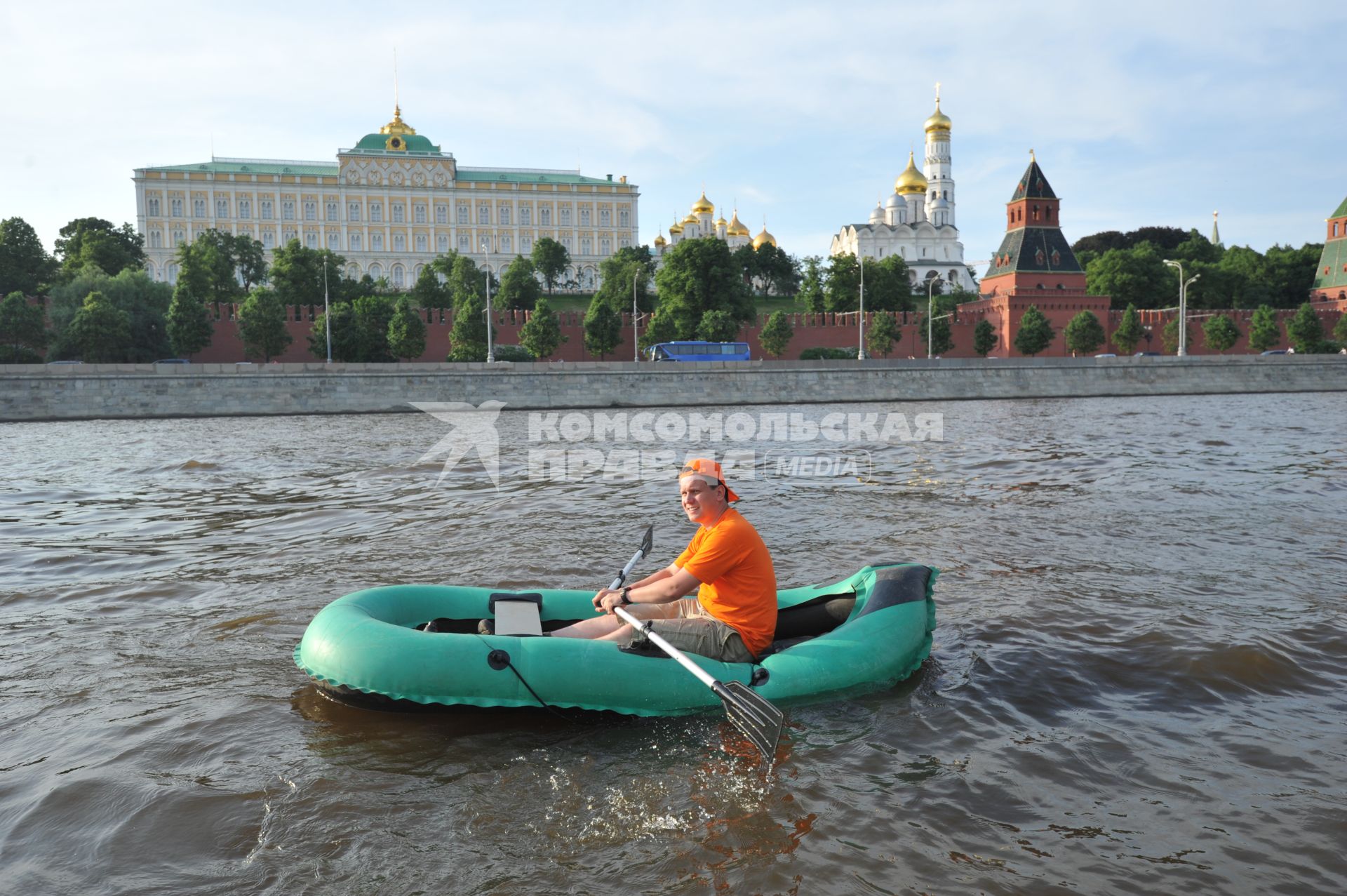 Корреспондент ИД КП Олег Адамович плывет на надувной лодке по Москве реке.