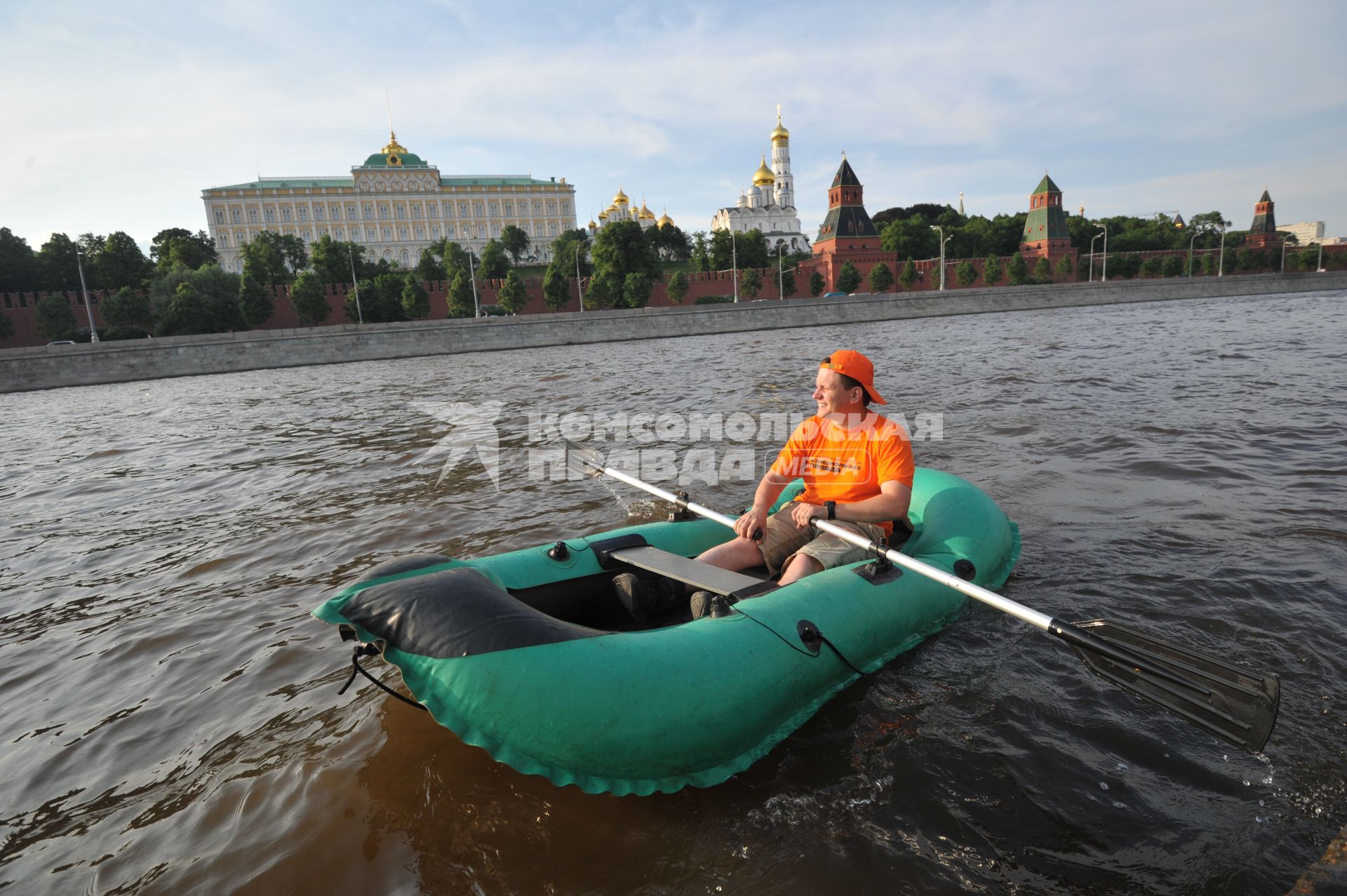 Корреспондент ИД КП Олег Адамович плывет на надувной лодке по Москве реке.