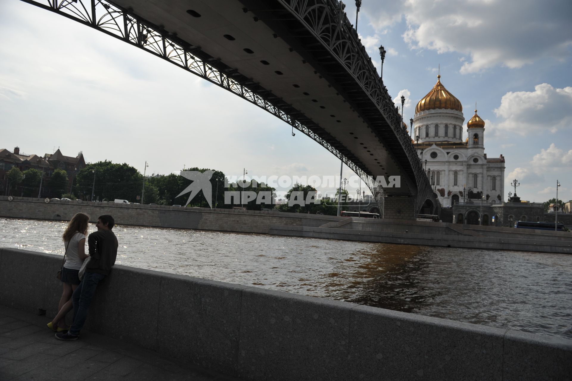 Храм Христа Спасителя. Парень и девушки под Патриаршим мостом.