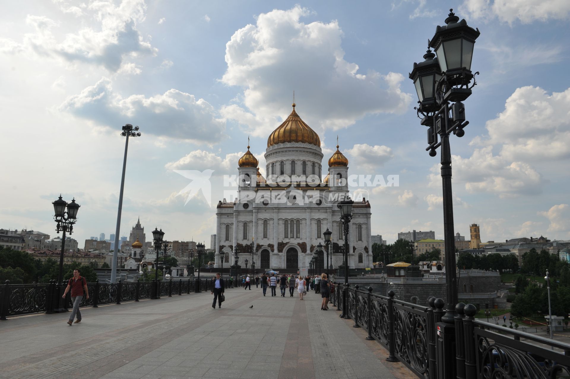 Патриарший мост. Храм Христа Спасителя.