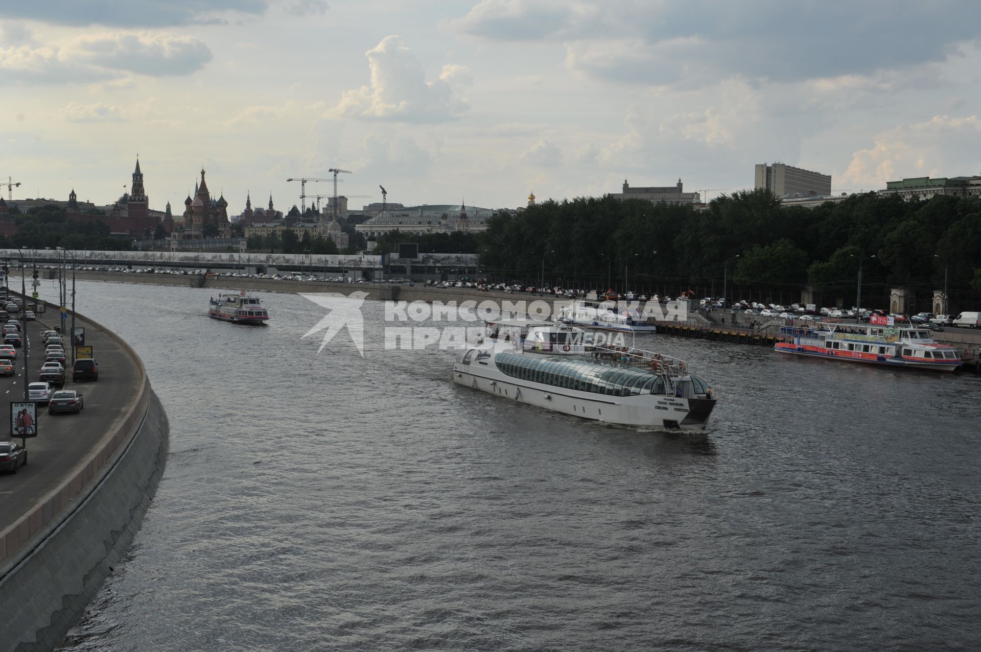 Виды Москвы. Прогулки на теплоходе по Москве-реке.