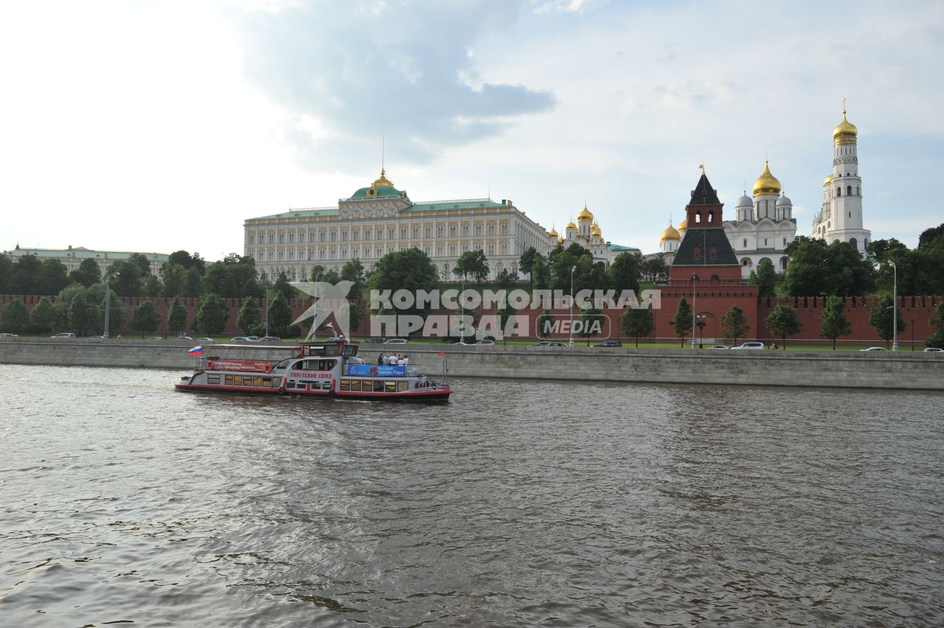 Виды Москвы. Прогулки на теплоходе по Москве-реке.