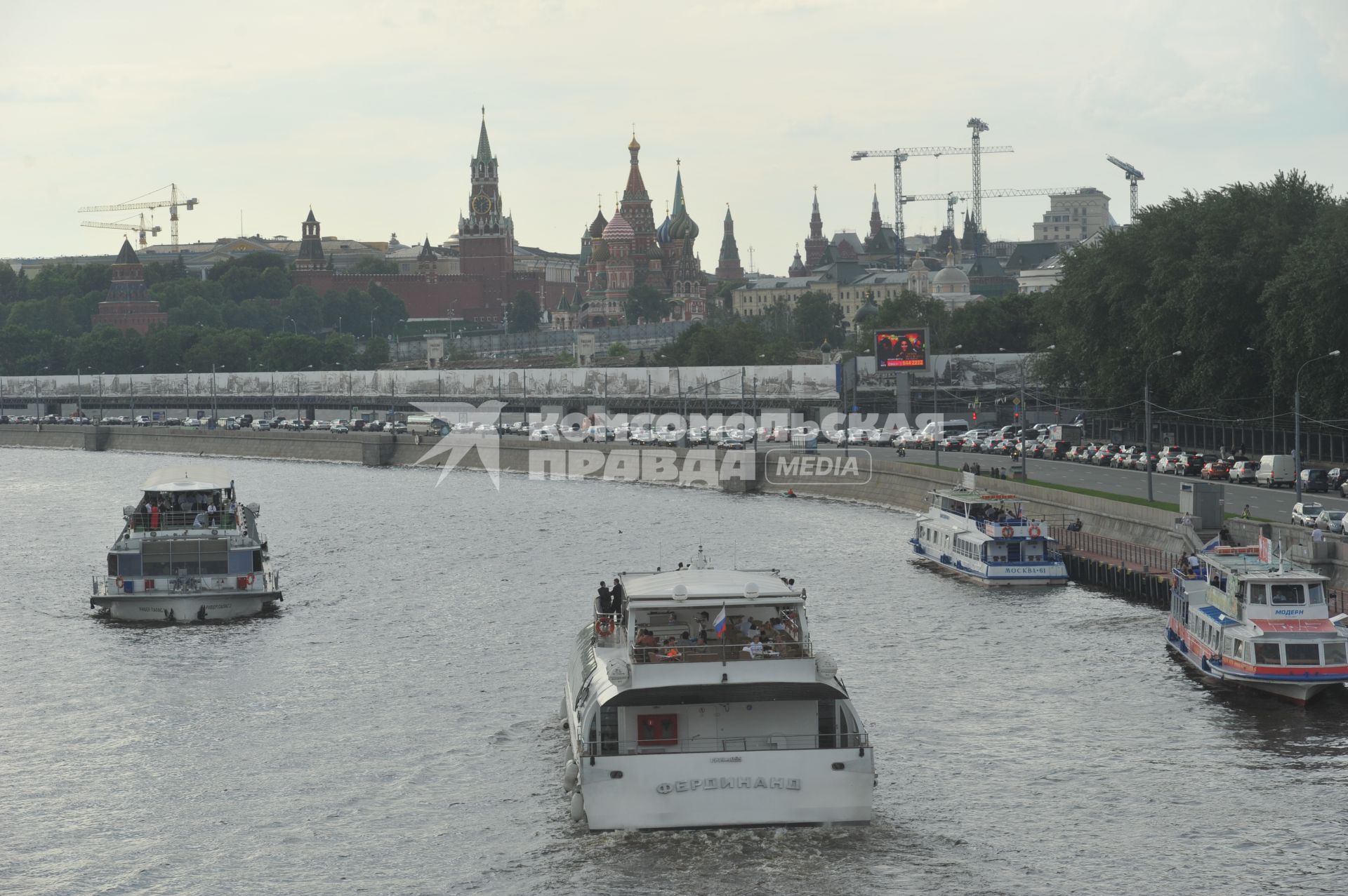 Виды Москвы. Прогулки на теплоходе по Москве-реке.