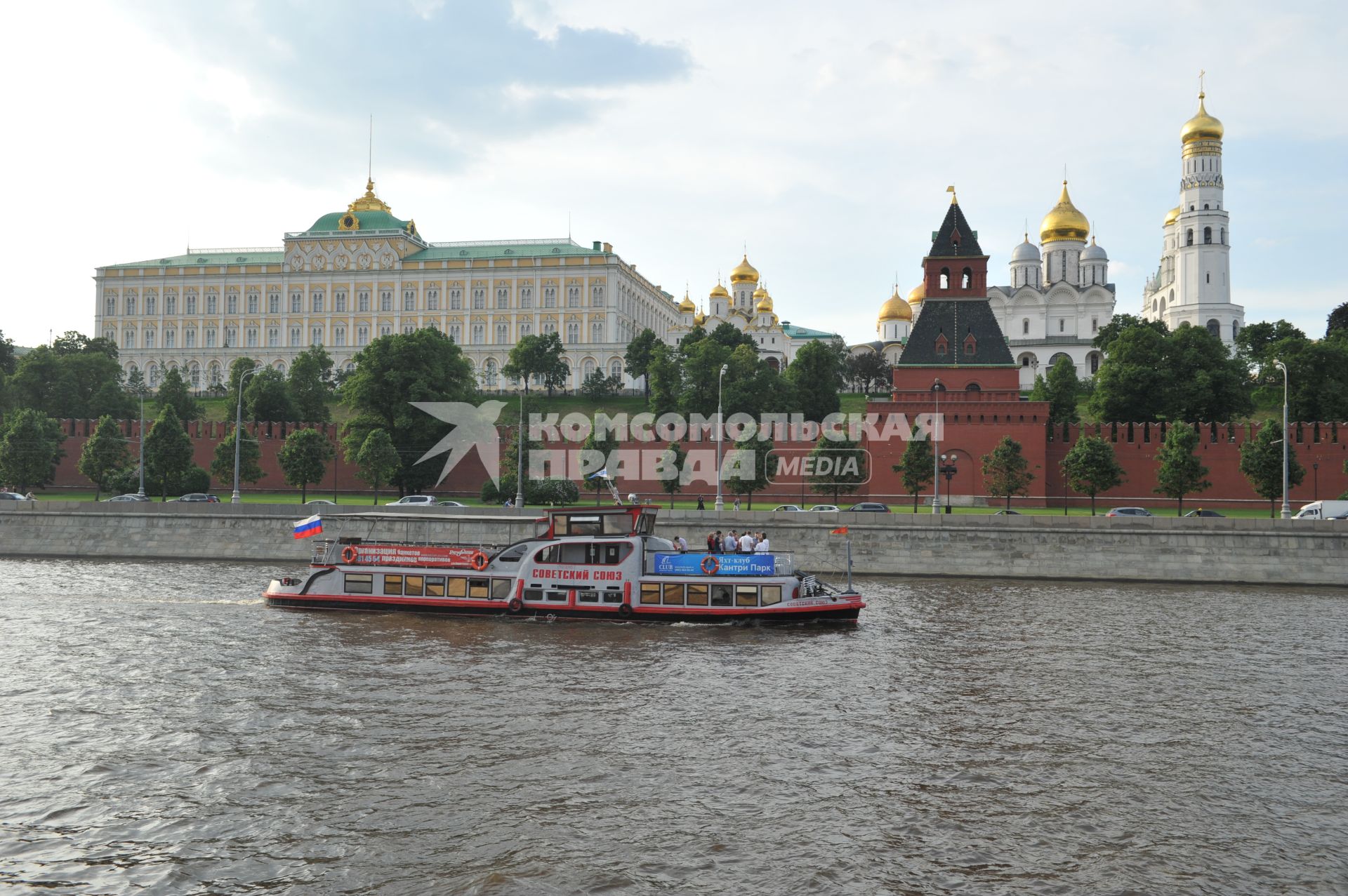 Виды Москвы. Прогулки на теплоходе по Москве-реке.