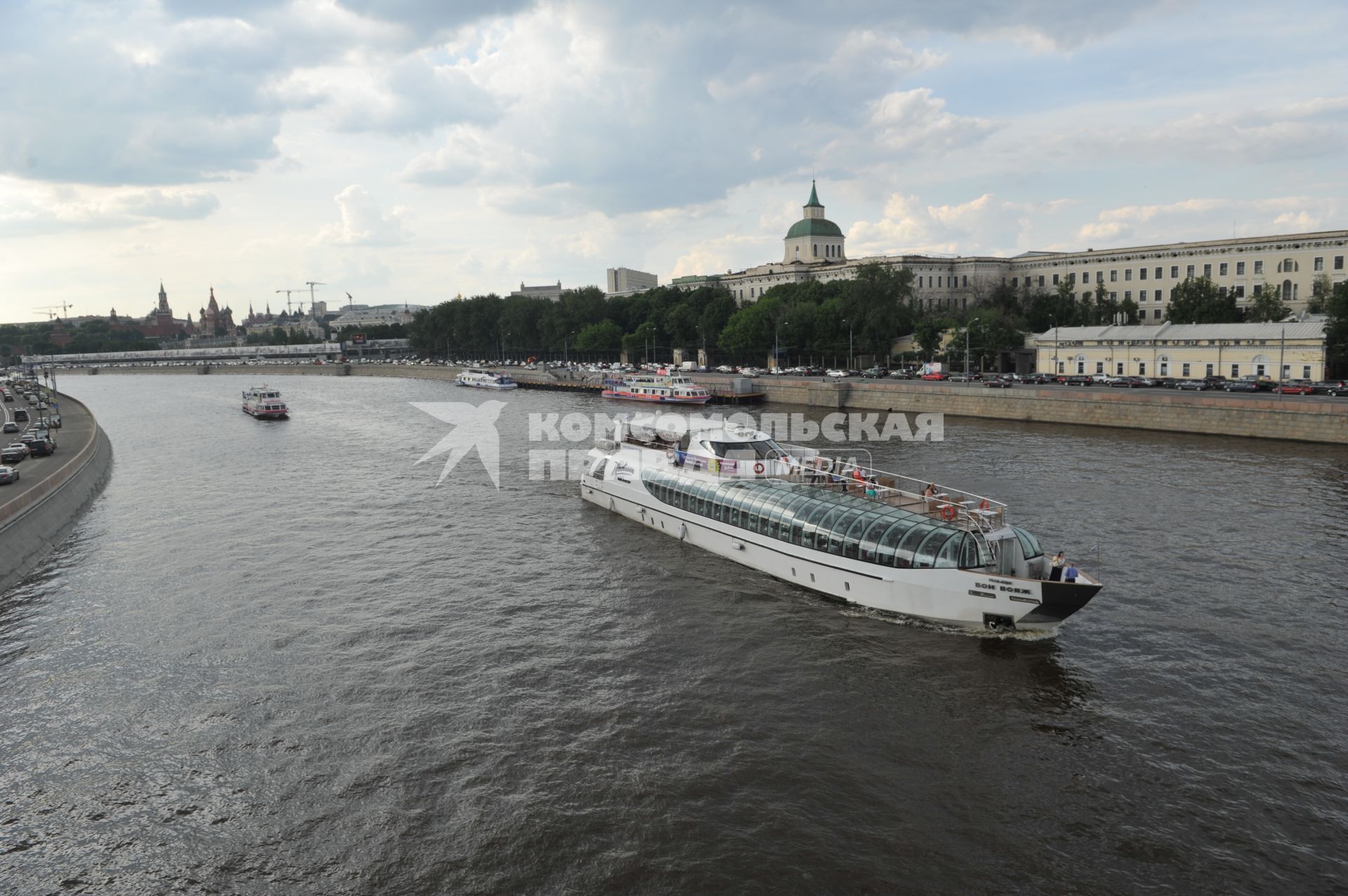 Виды Москвы. Прогулки на теплоходе по Москве-реке.