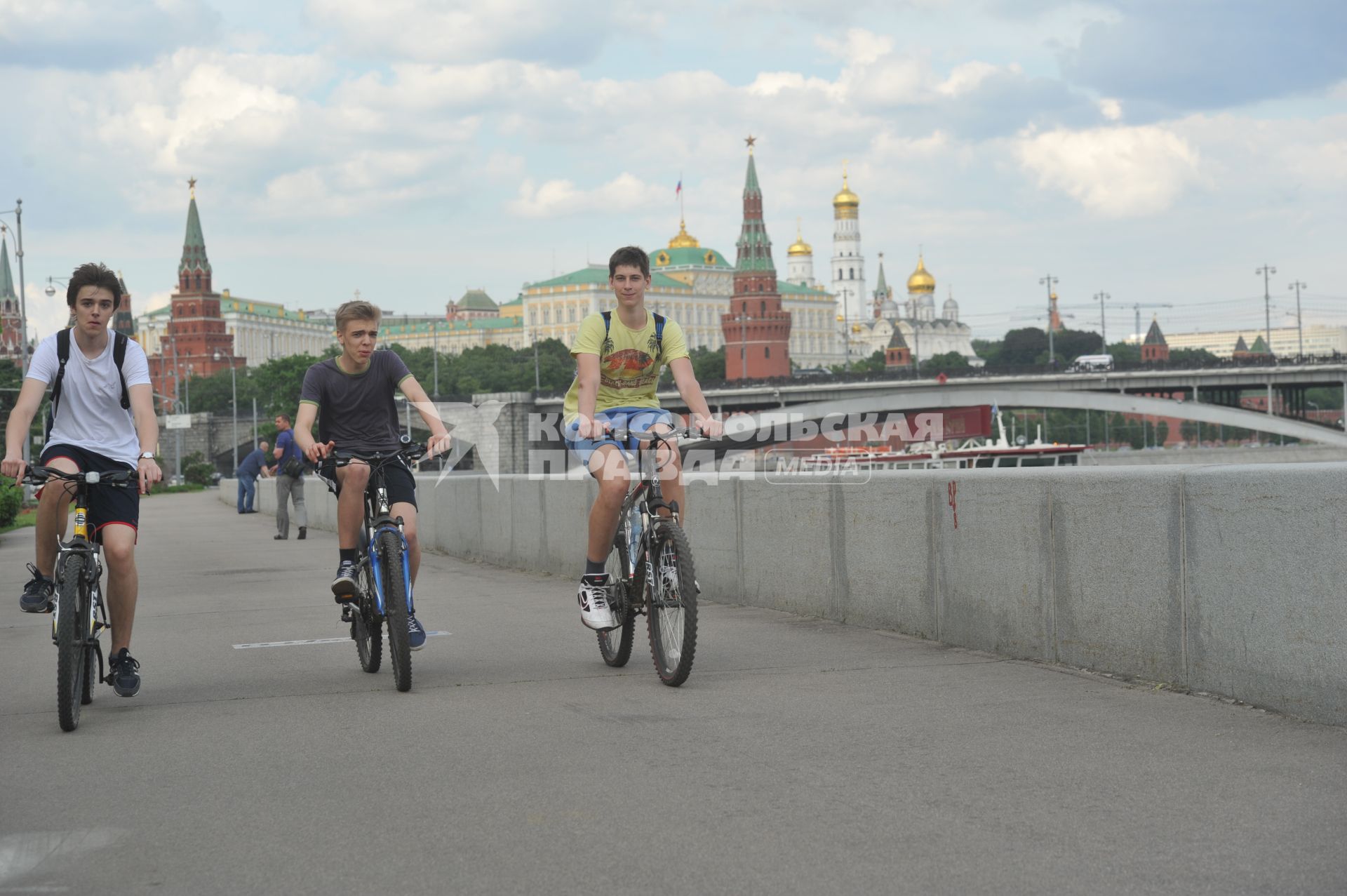 Молодые люди едет на велосипеде.