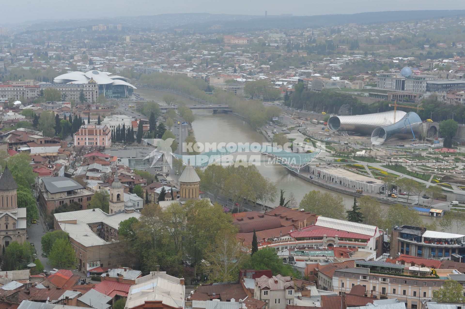 Пешеходный Мост Мира на реке Кура.