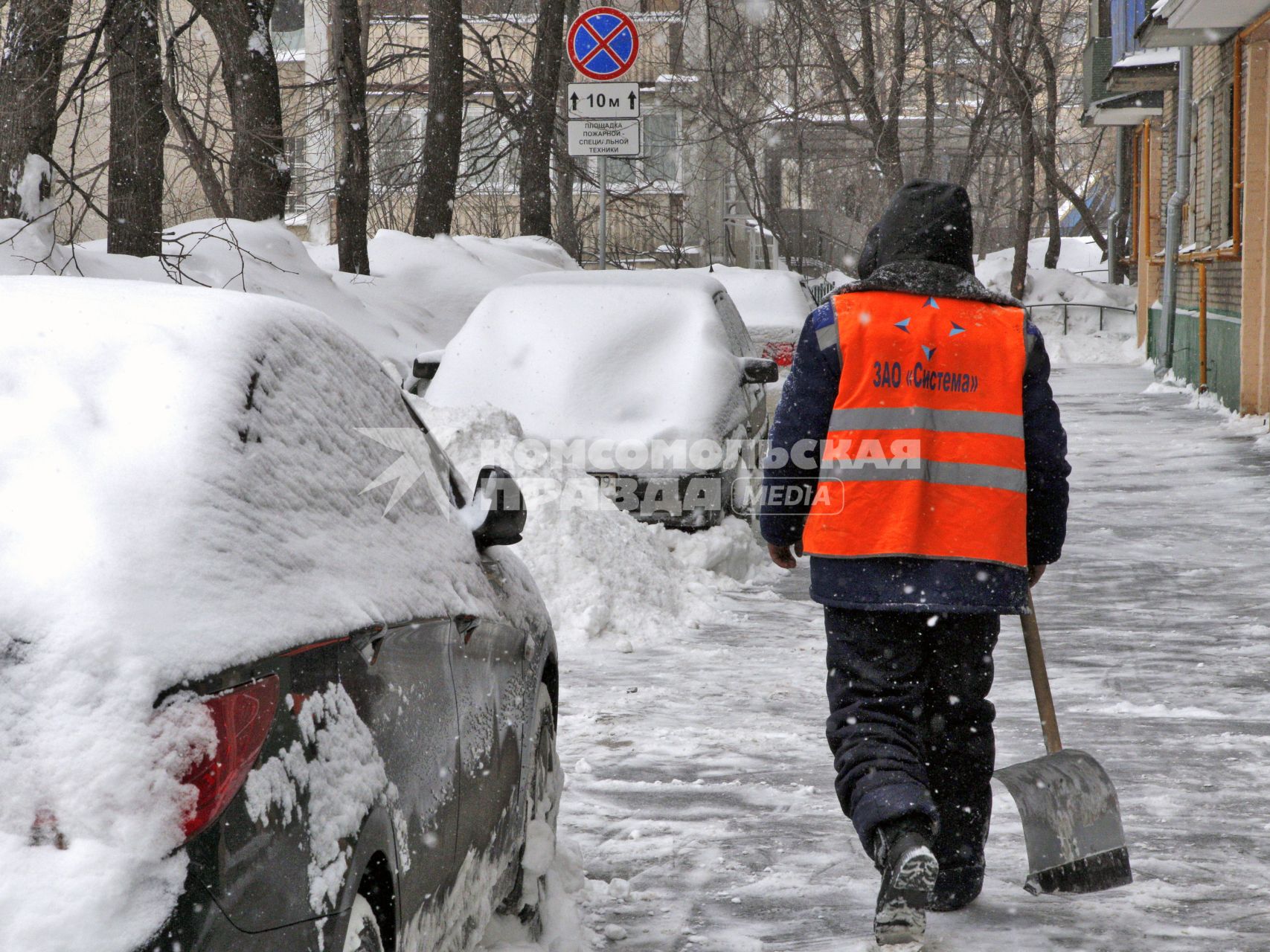 Уборка снега в Москве. На снимке: дворник с лопатой.