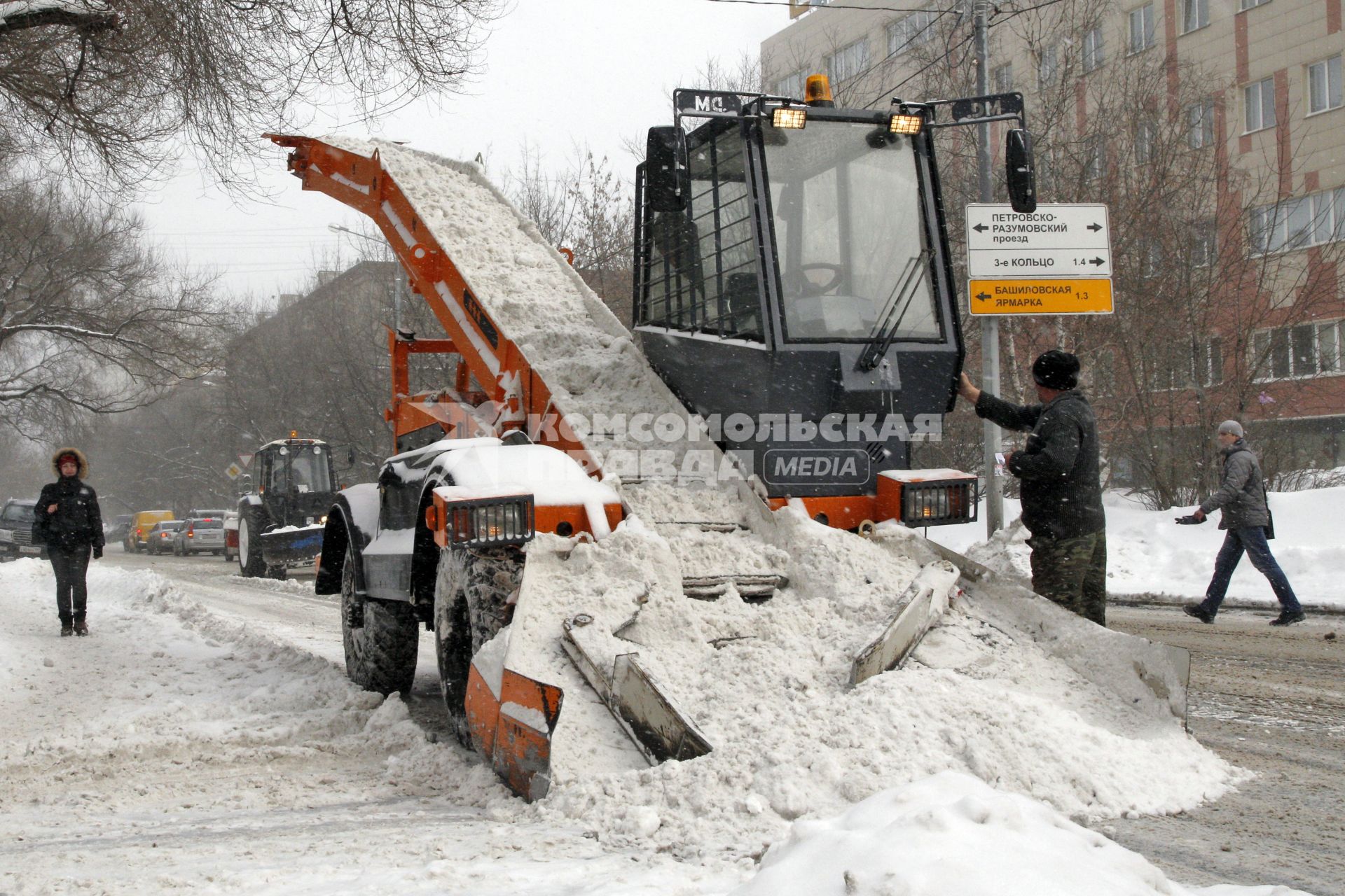 Уборка снега в Москве. На снимке: снегоуборочная техника в городе.