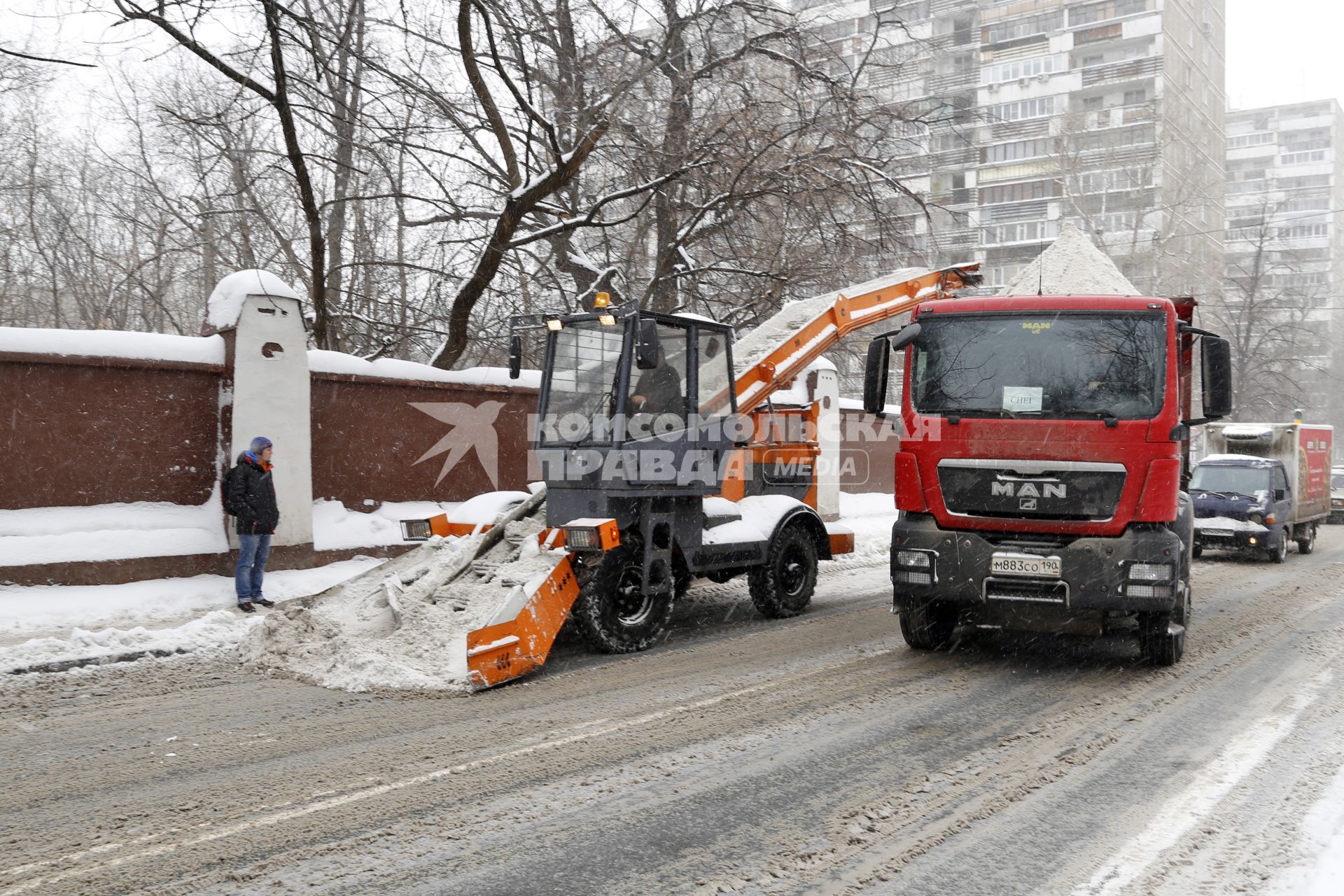 Уборка снега в Москве. На снимке: снегоуборочная техника в городе.