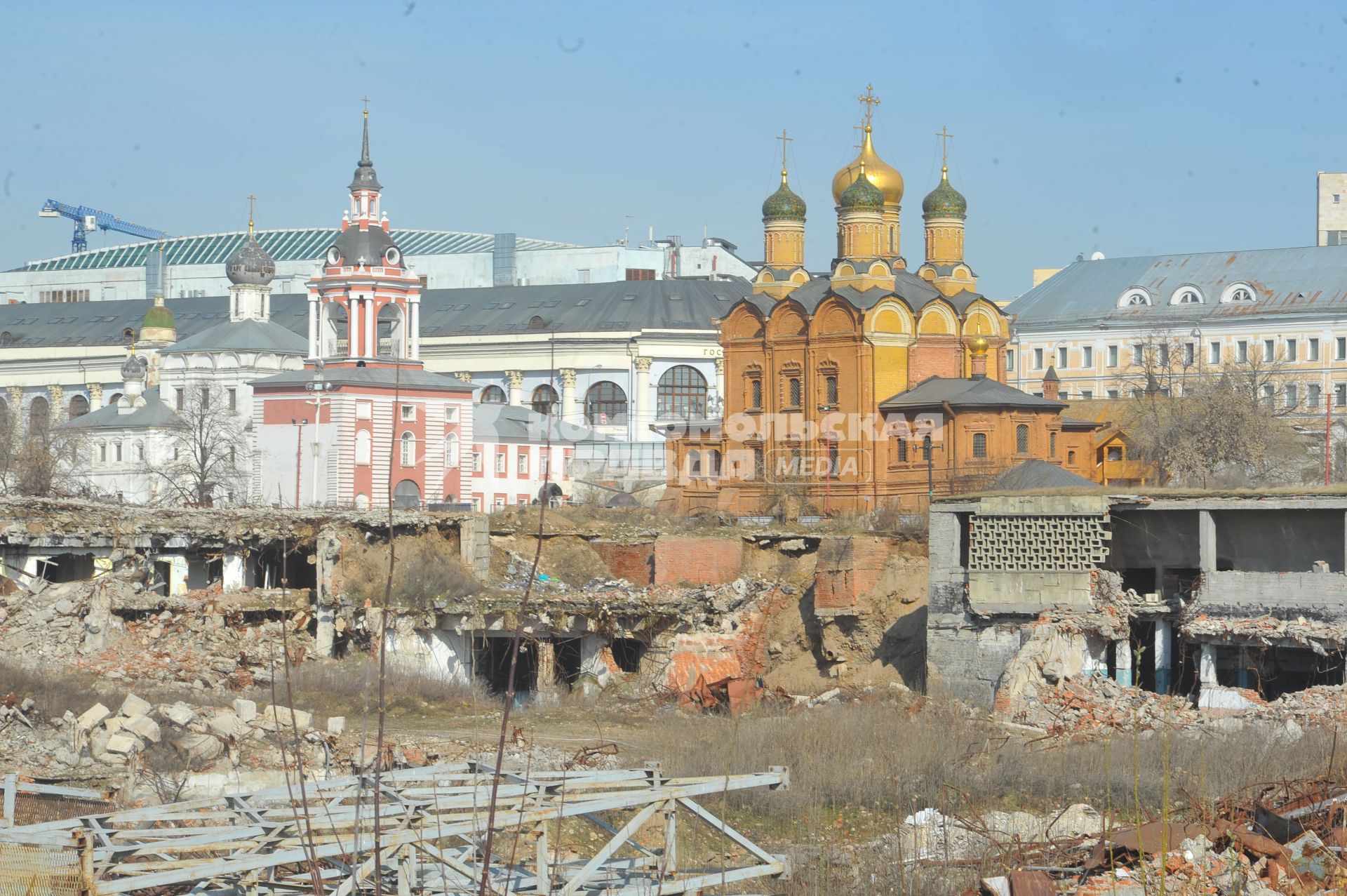 Москомархитектура объявила международный конкурс на ландшафтно-архитектурную концепцию парка `Зарядье`. На снимке: собор Знаменского монастыря.