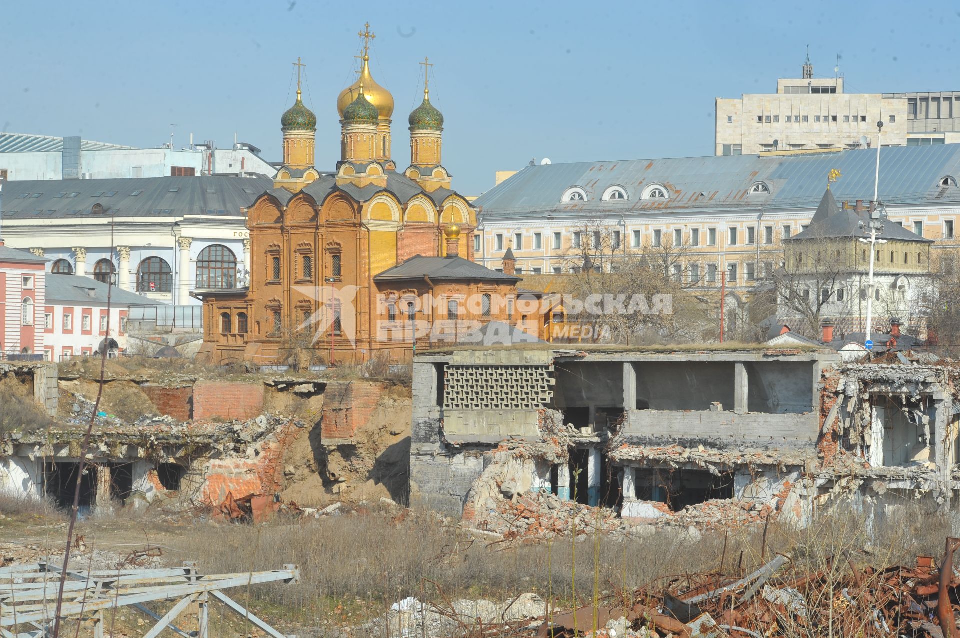 Москомархитектура объявила международный конкурс на ландшафтно-архитектурную концепцию парка `Зарядье`. На снимке: собор Знаменского монастыря.