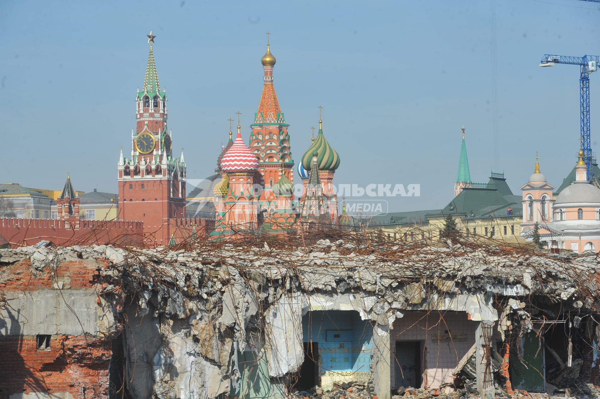 Москомархитектура объявила международный конкурс на ландшафтно-архитектурную концепцию парка `Зарядье`. На снимке: вид на храм Василия Блаженного со стороны территории бывшей гостиницы `Россия`