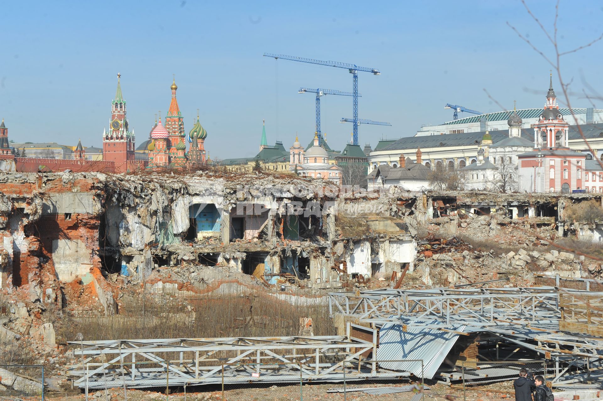 Москомархитектура объявила международный конкурс на ландшафтно-архитектурную концепцию парка `Зарядье`. На снимке: вид на храм Василия Блаженного со стороны территории бывшей гостиницы `Россия`