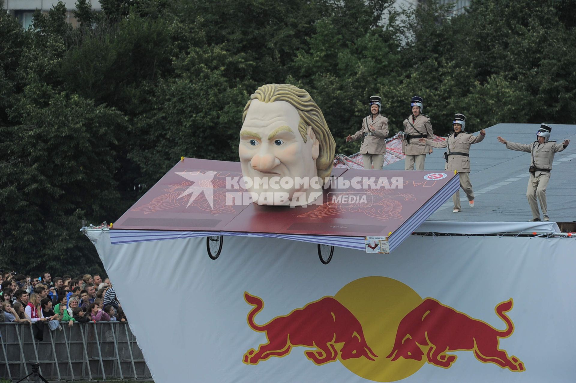 Фестиваль самодельных летательных аппаратов Red Bull Flugtag в Строгино. На снимке: летательный аппарат `Француз на паспорте`.